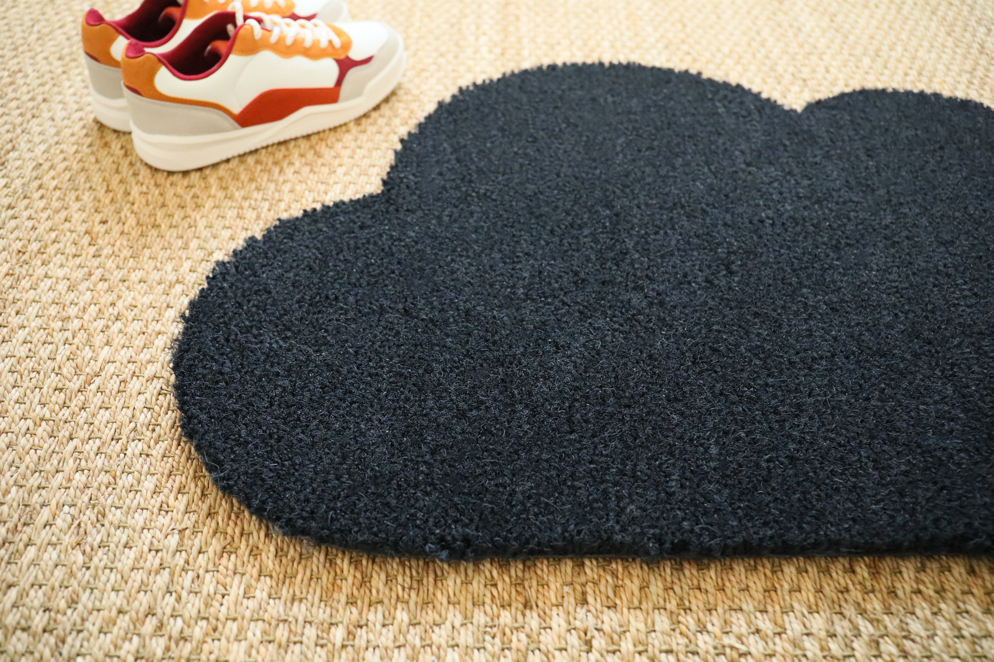 Tapis d'entrée déco Nuage - Fibre de Coco 17mm - Anthracite, finition texturée et bord arrondi en fibres naturelles