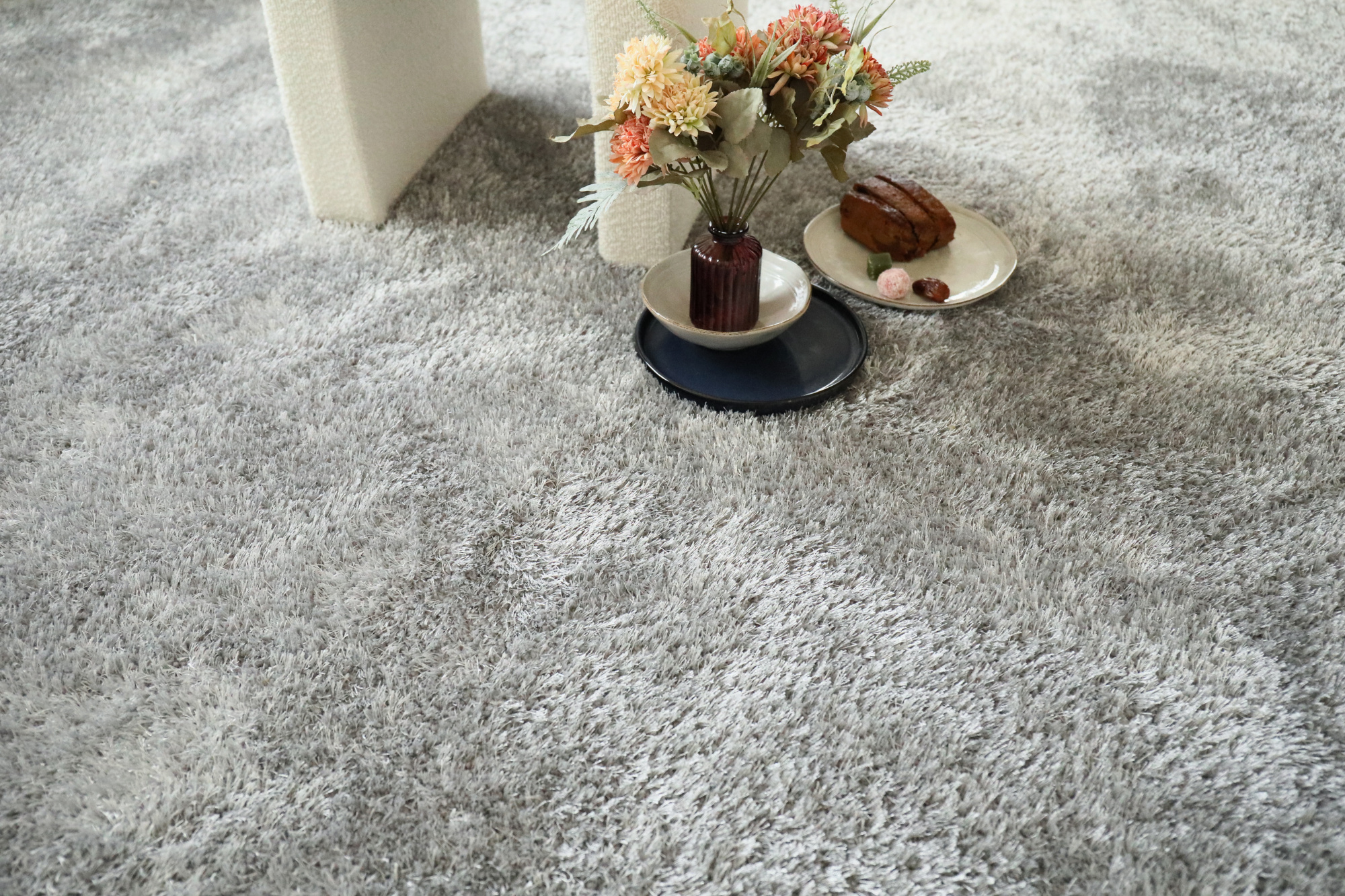 Moquette shaggy Glossy FusionBac gris urbain, longues mèches 30 mm et confort moelleux