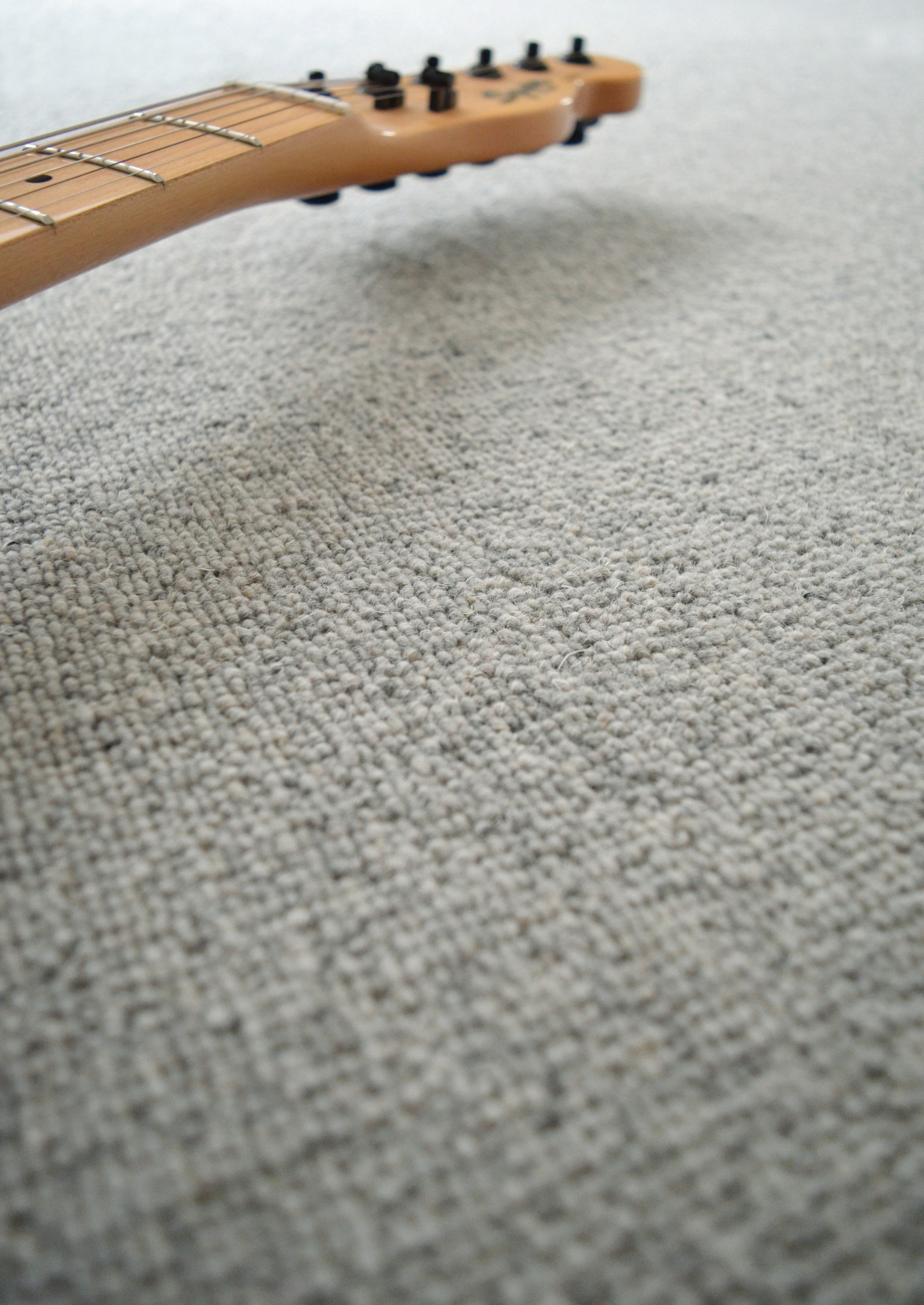 Moquette Dolce Vita Gris nuage mettant en valeur son tissage délicat et son confort naturel