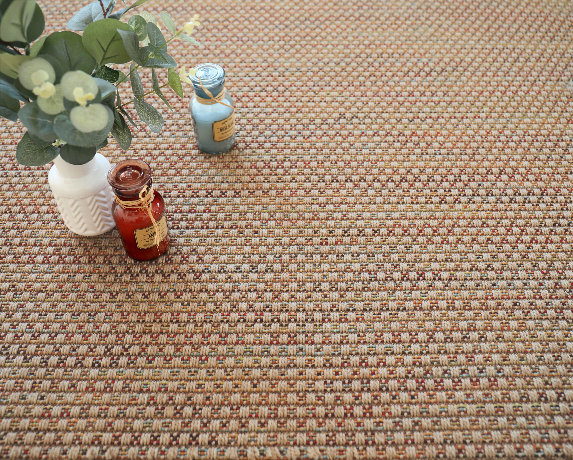 Tissé plat aspect naturel - Backstage Multicolor - Épices révélant un motif damier aux tonalités inspirées du safran et de la cannelle