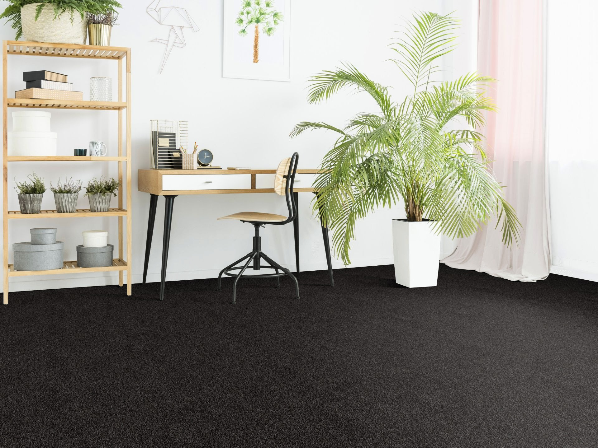 Moquette éco-conçue - Infini 11.5 - Noir intense habillant un espace bureau baigné de lumière aux tons blancs et naturels