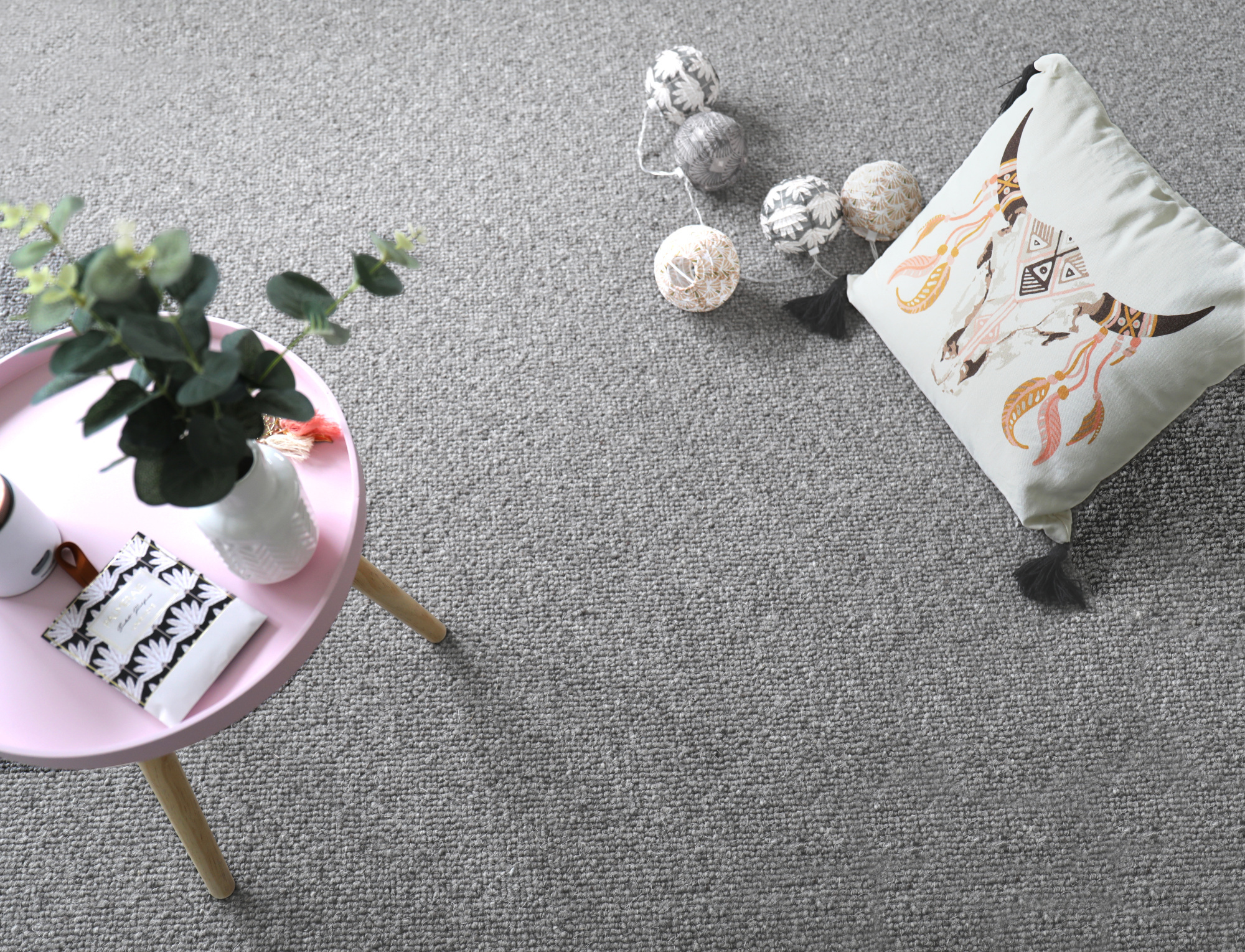 Moquette naturelle en laine Wooly - Gris feutré avec table basse rose, vase blanc et ambiance douce et poétique