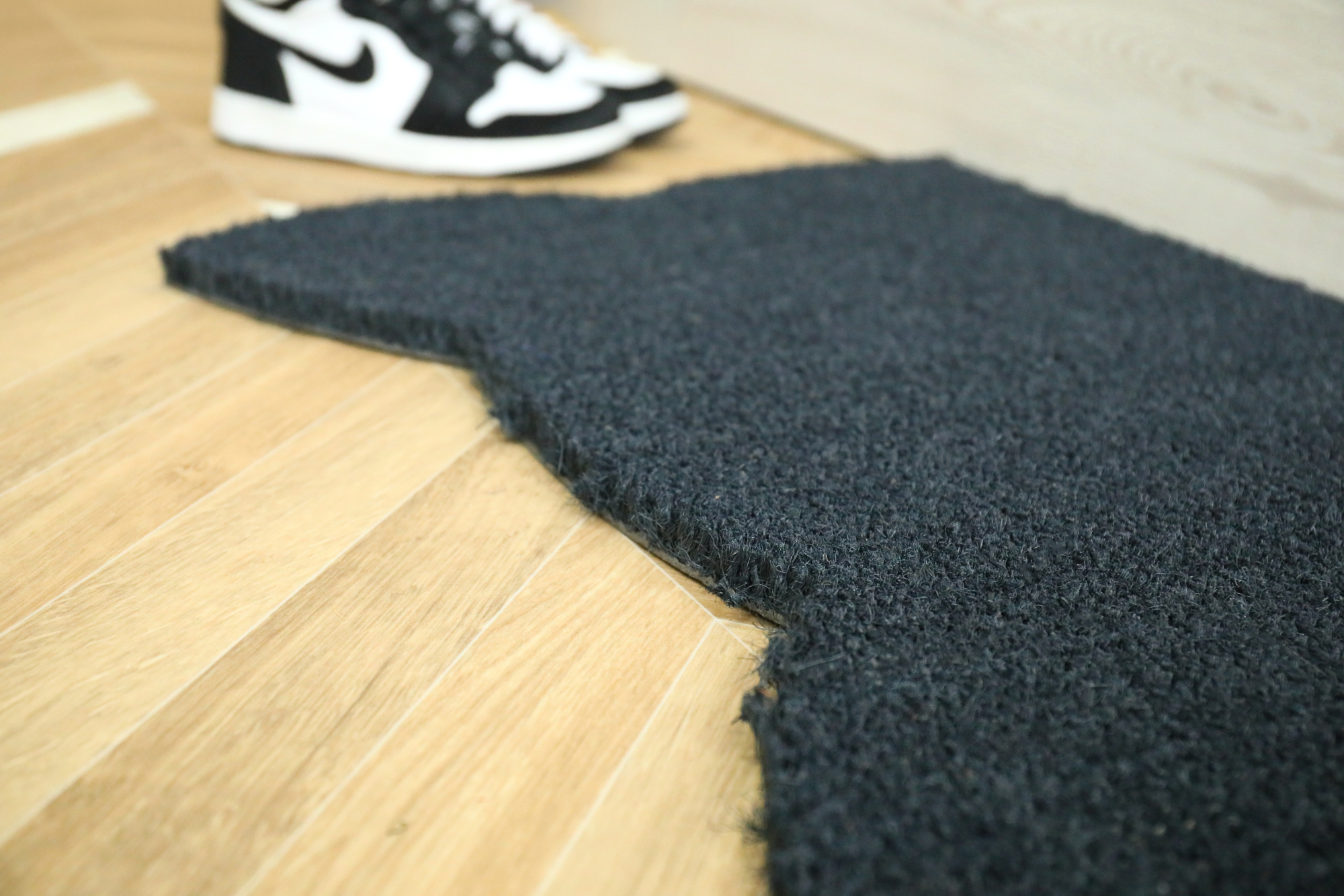 Tapis d’entrée déco Chat - Fibre de Coco 17mm - Anthracite, détail de l’épaisseur et du contour découpé