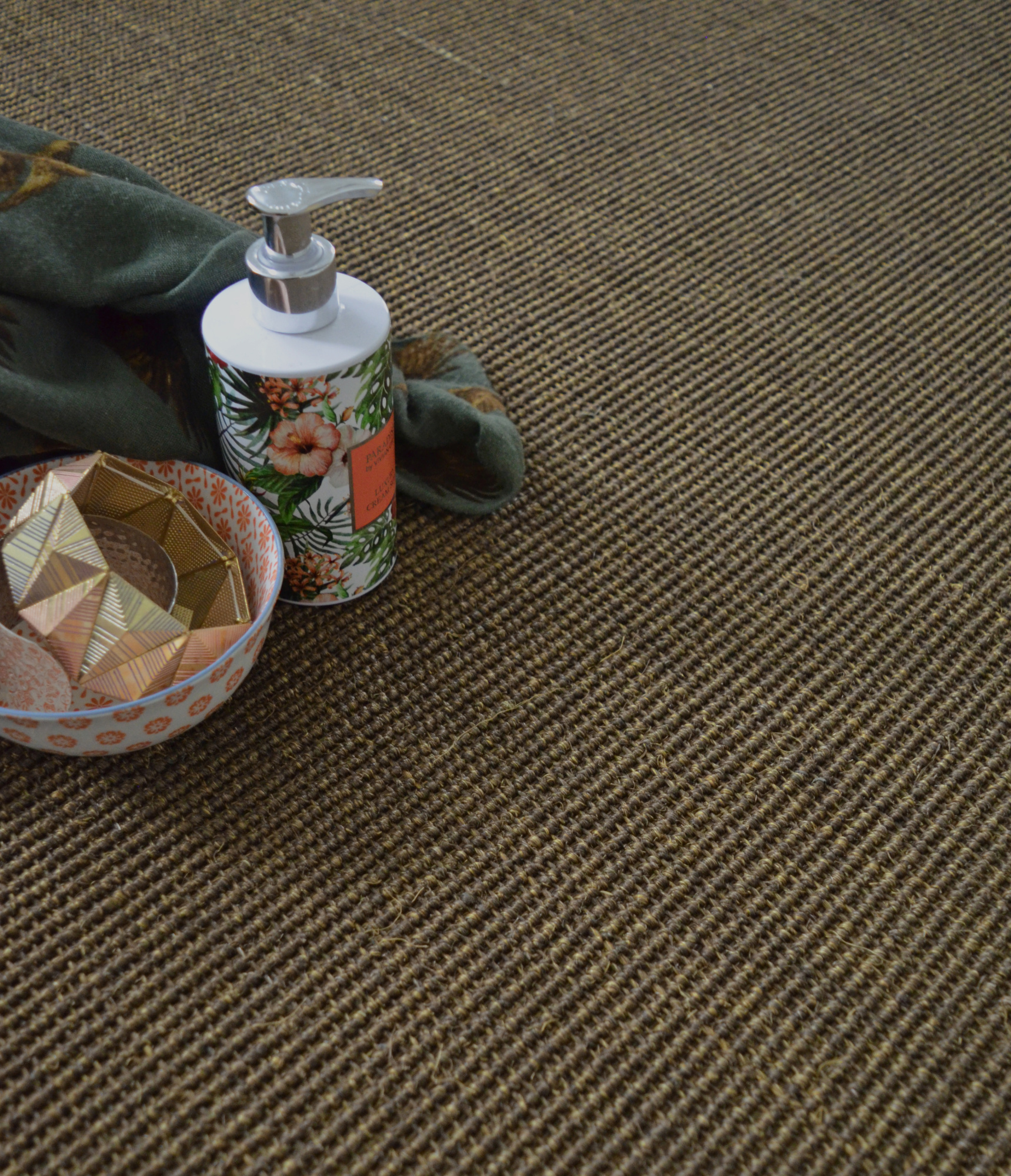 Sol Sisal - Minimal - Châtaigne grillée accompagné d’un flacon décoratif et d’un tissu vert
