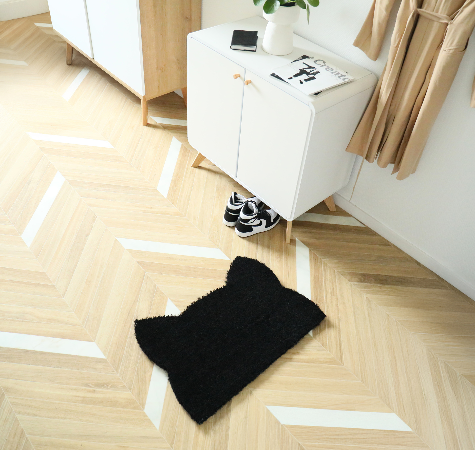 Tapis d’entrée déco Chat - Fibre de Coco 17mm - Noir en forme de tête de chat sur parquet clair