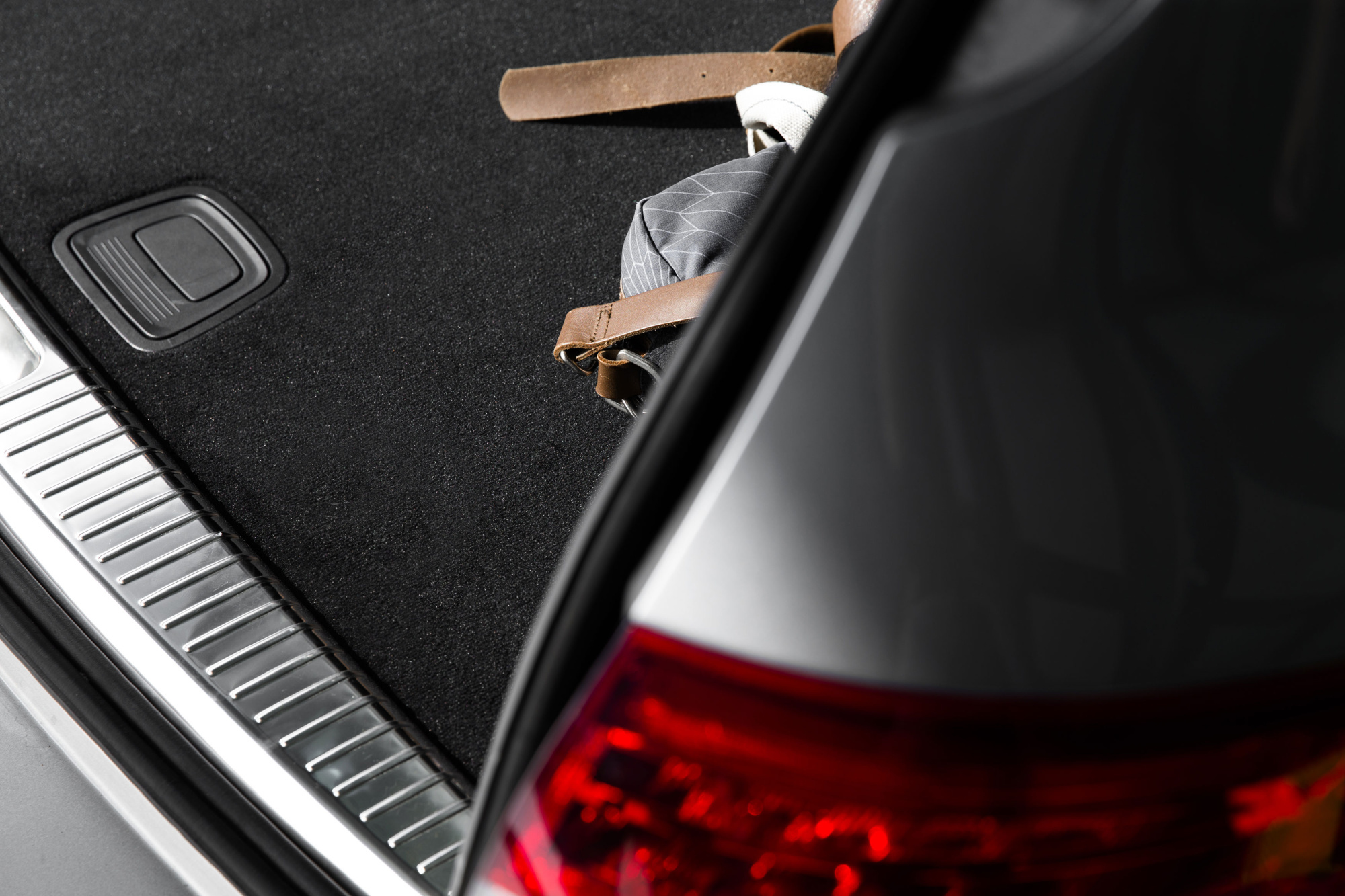 Moquette aiguilletée automobile - Noir installée dans le coffre d'une voiture pour protéger le plancher