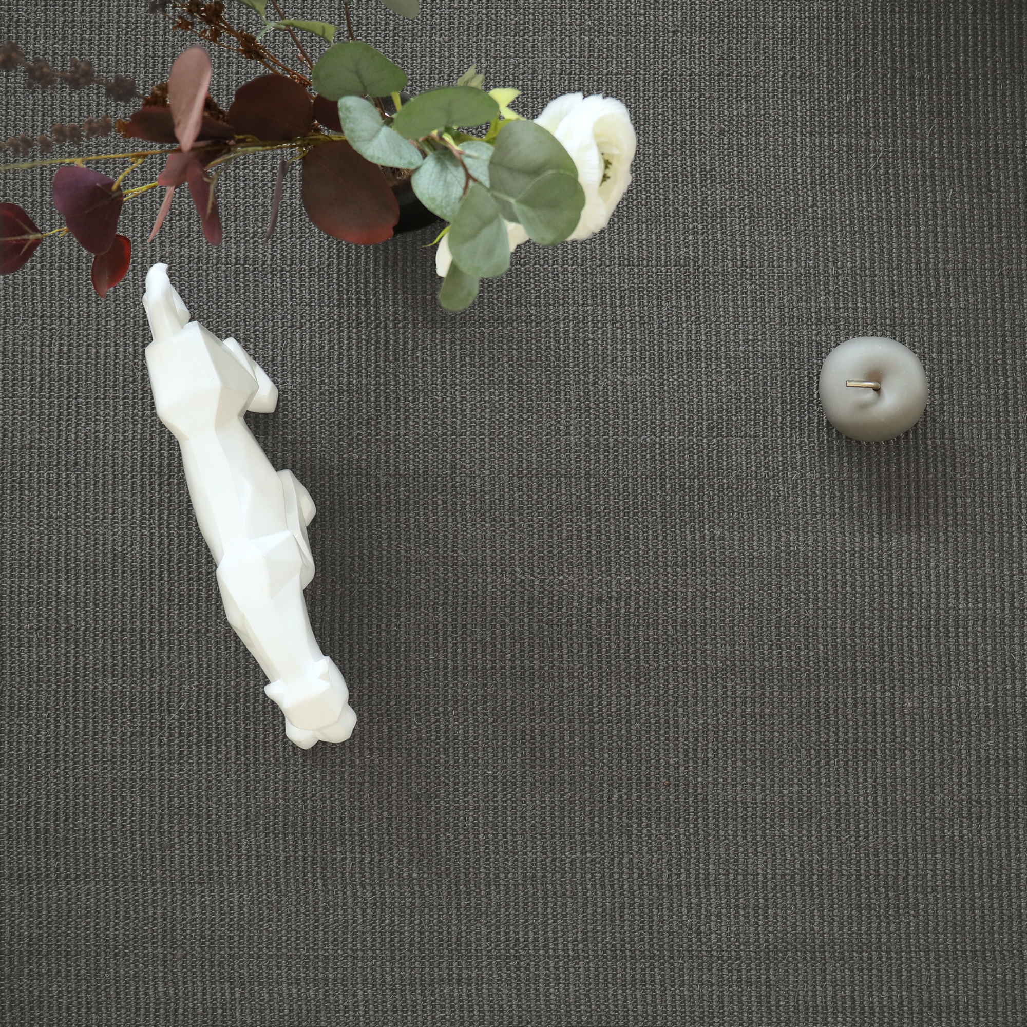 Sol Sisal - Minimal - Gris cendré accompagné d'une composition végétale et d'accessoires décoratifs