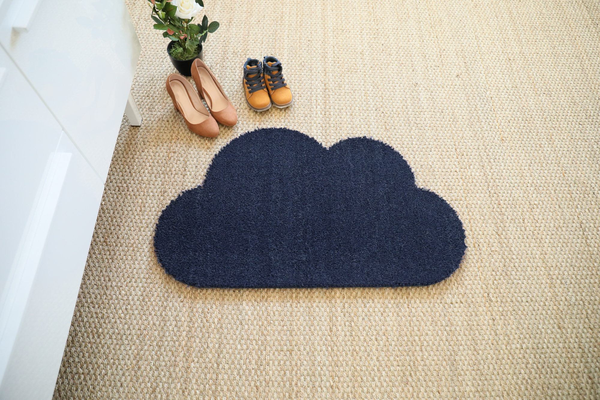 Tapis d'entrée déco Nuage - Fibre de Coco 17mm - Bleu, silhouette fantaisie mise en scène dans une entrée lumineuse