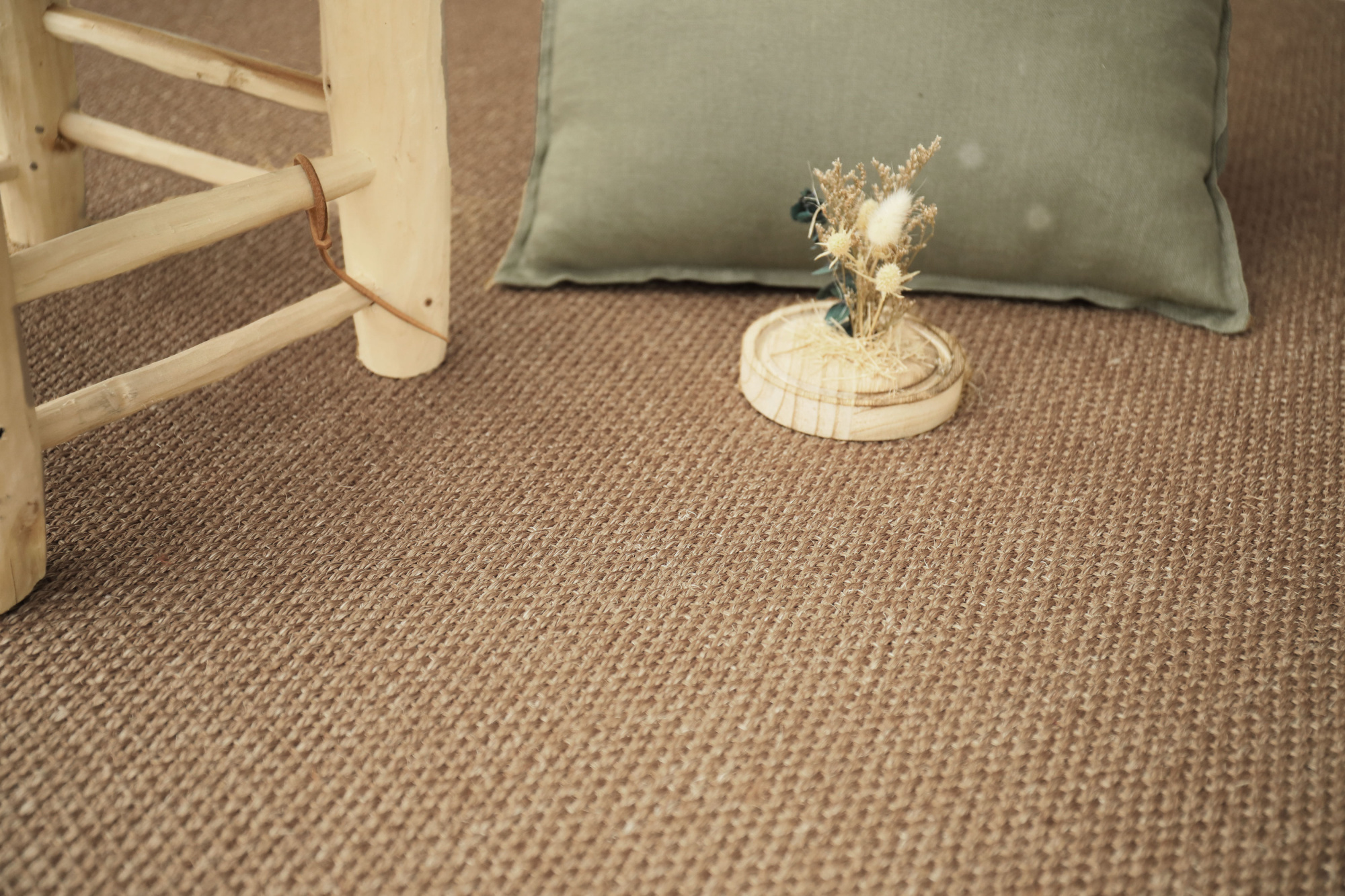 Sol sisal Crafted Ambre en fibres naturelles avec tissage fin dans une ambiance chaleureuse et authentique