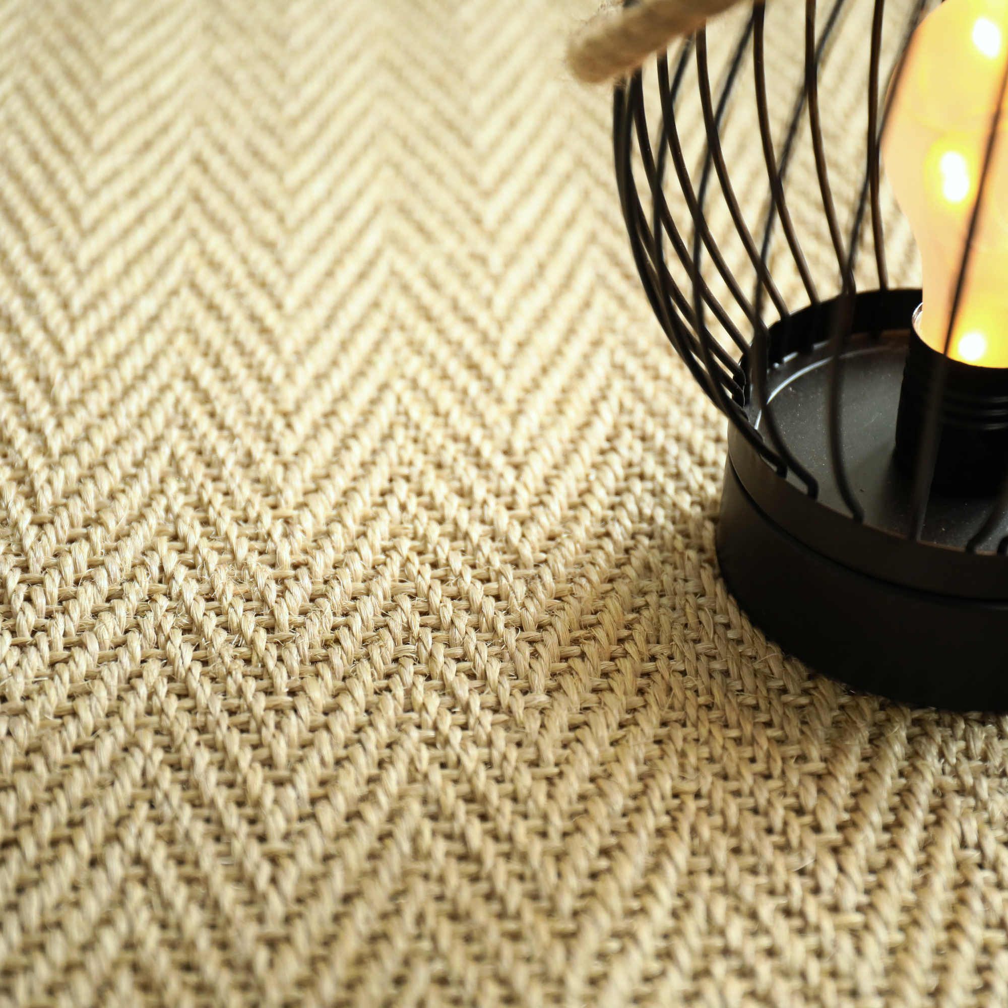 Sol Sisal Chevron - Jazz - Dune avec dessin chevron marqué et relief naturel des fibres végétales