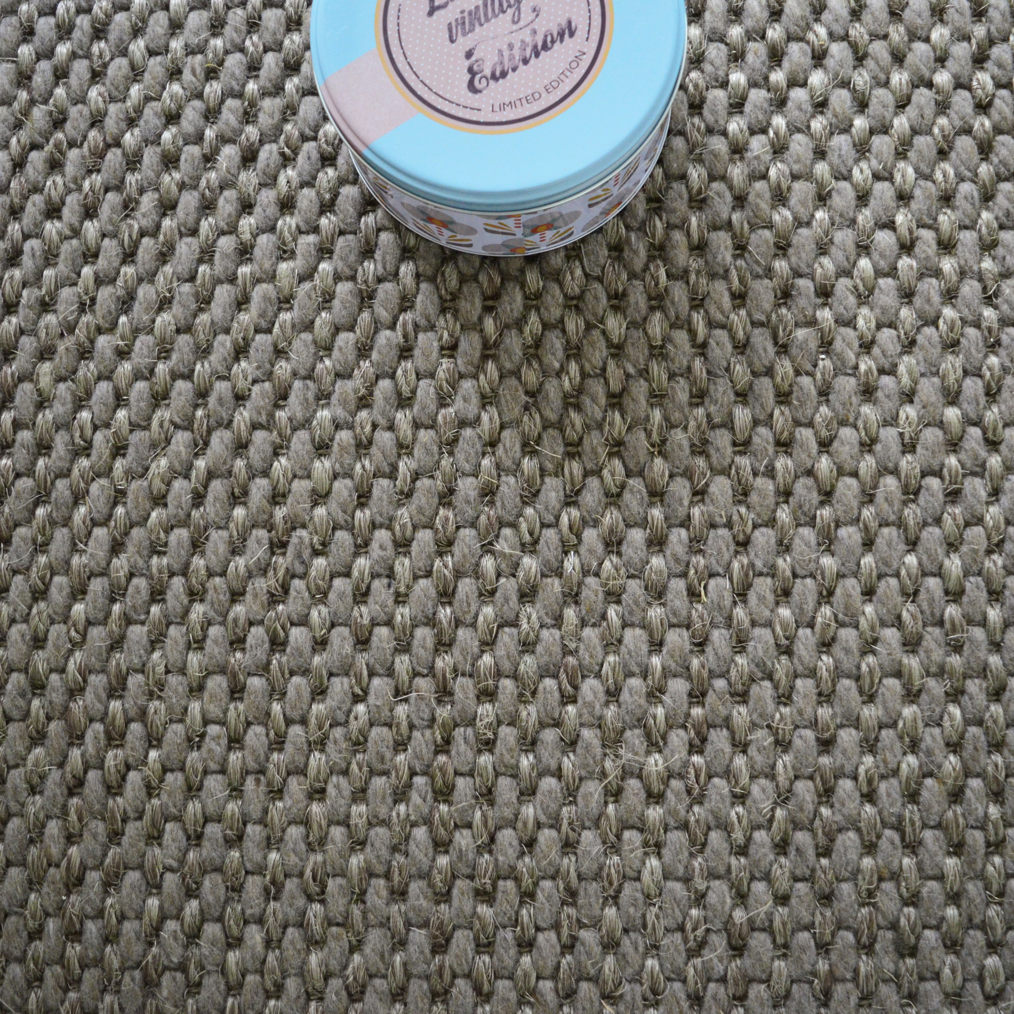 Moquette naturelle en laine et sisal Organic Taupe, relief généreux mêlant douceur de la laine et authenticité du sisal