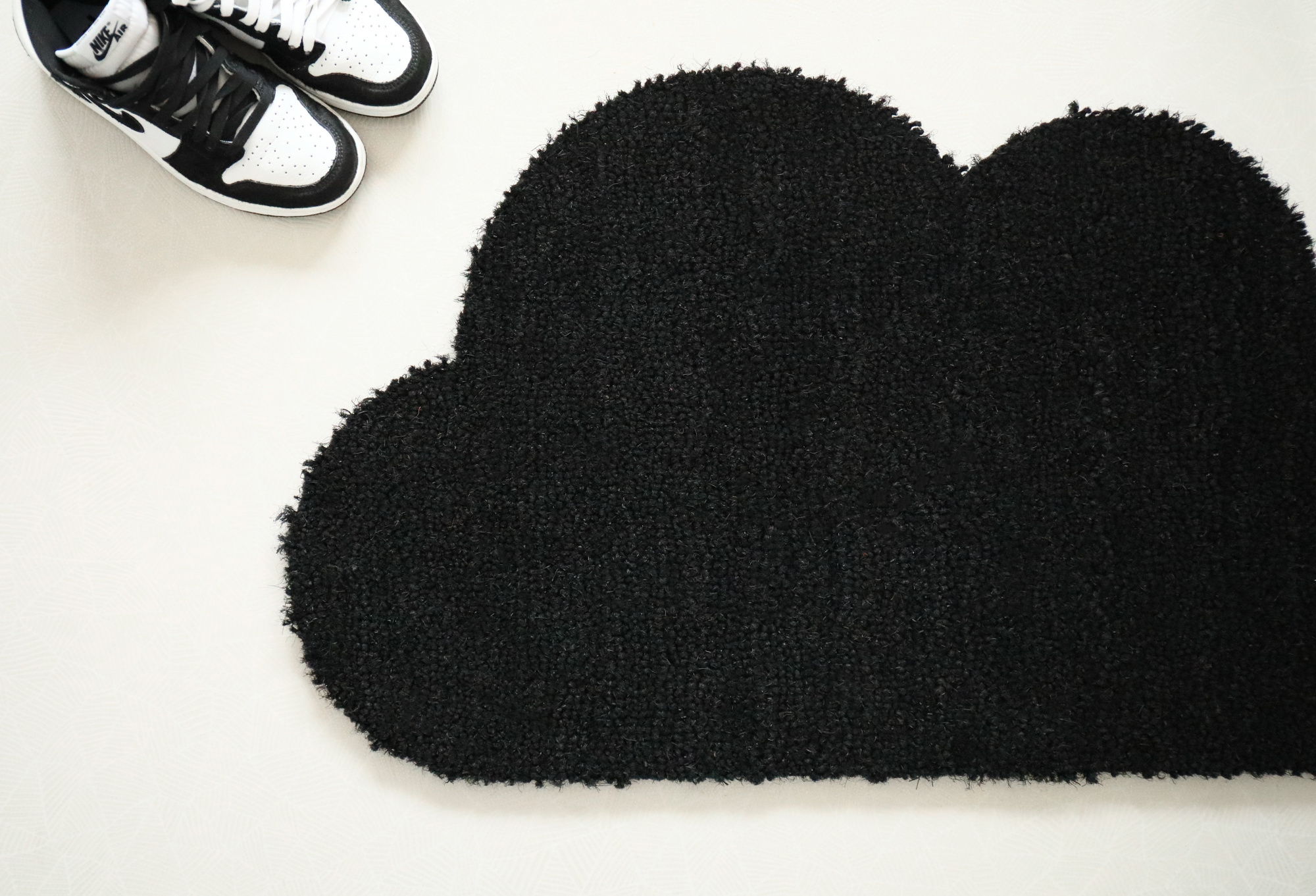 Tapis d'entrée déco Nuage - Fibre de Coco 17mm - Noir, texture grattante et courbes arrondies au design original