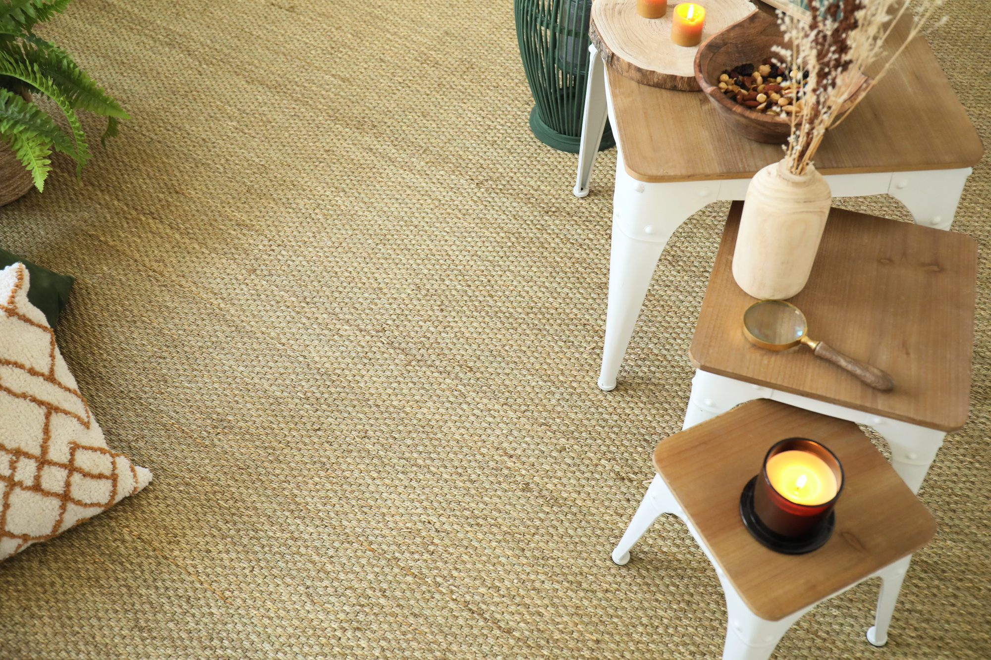 Sol en Jonc de mer Fin Panama - Naturel brut mettant en valeur un mobilier en bois et fibres végétales