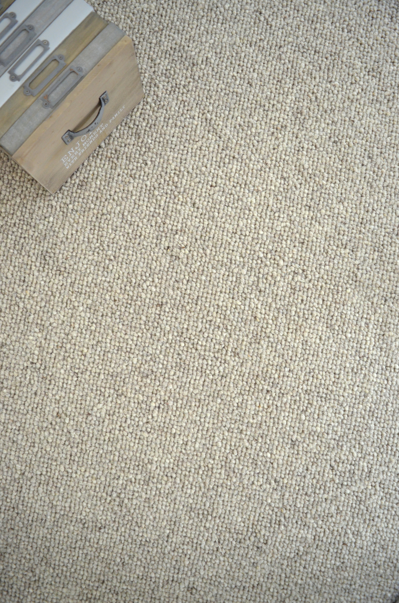Moquette naturelle en laine Wooly - Gris tendre mettant en valeur son tissage bouclé et son coloris gris poudré