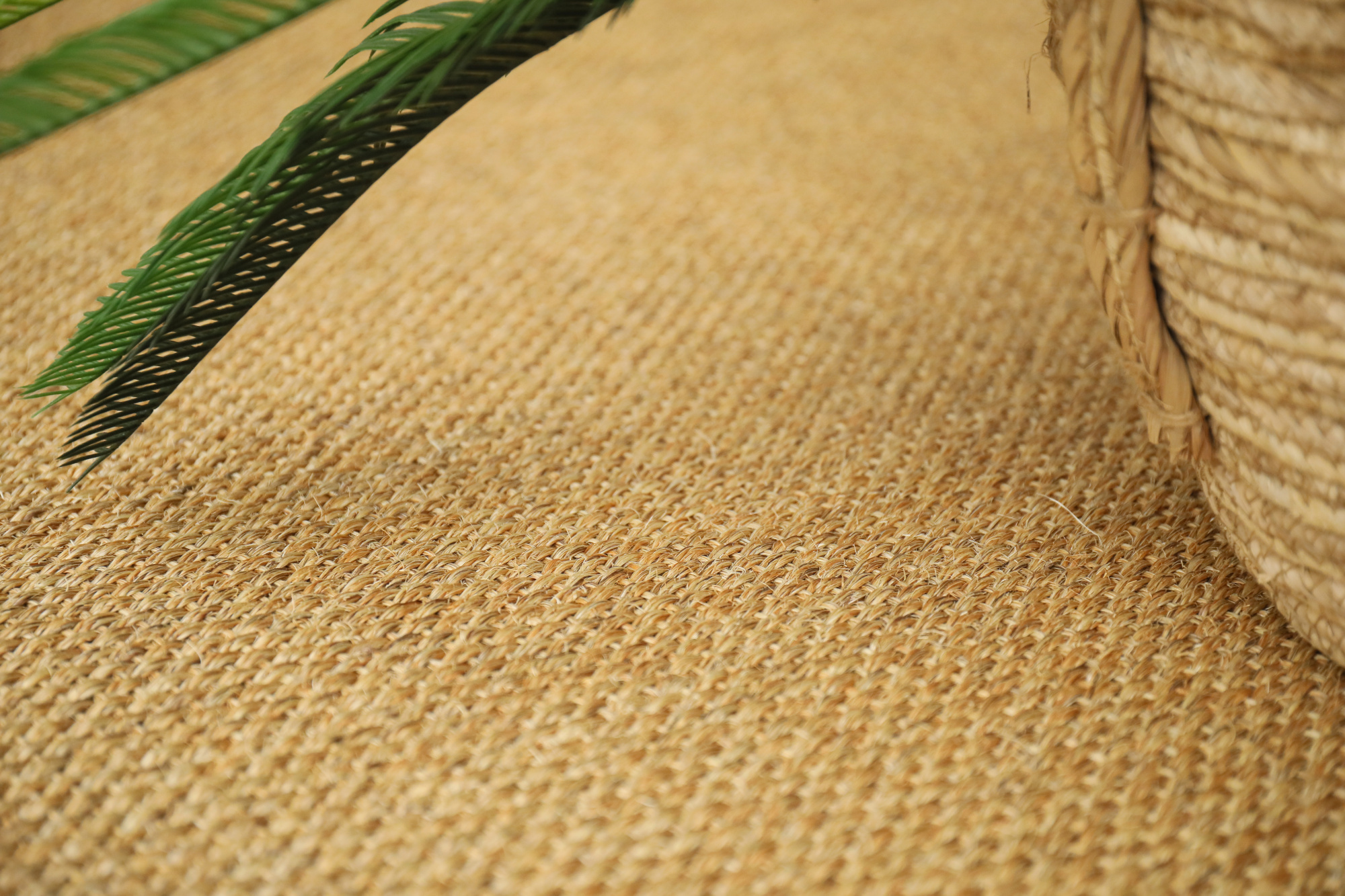 Sol Sisal - Crafted - Malt avec détail du tissage près d'un panier tressé