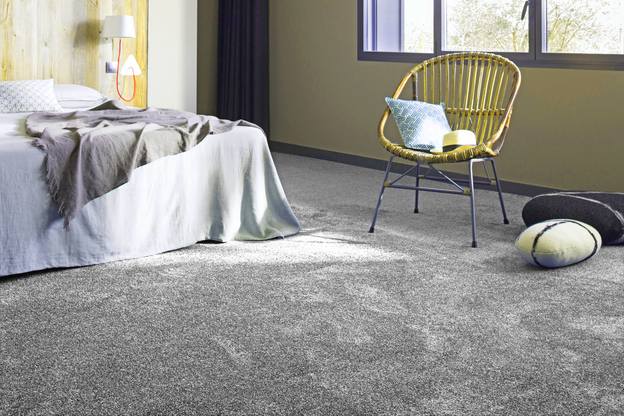 Moquette Délicatesse - Gris acier associée à un mobilier aux tons naturels pour une décoration élégante et équilibrée