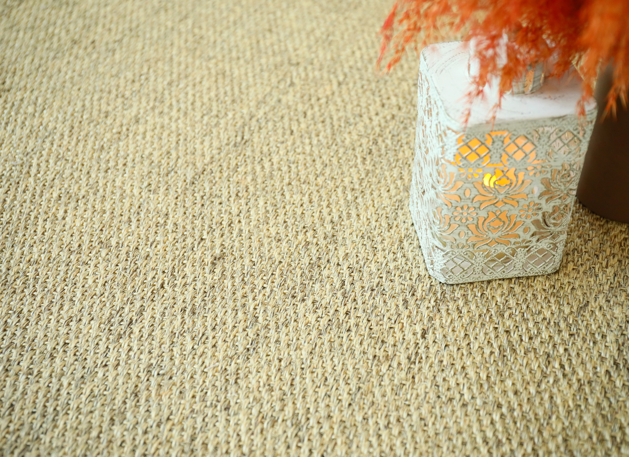 Sol Sisal - Crafted - Dune mettant en scène une décoration chaleureuse sur le sisal naturel