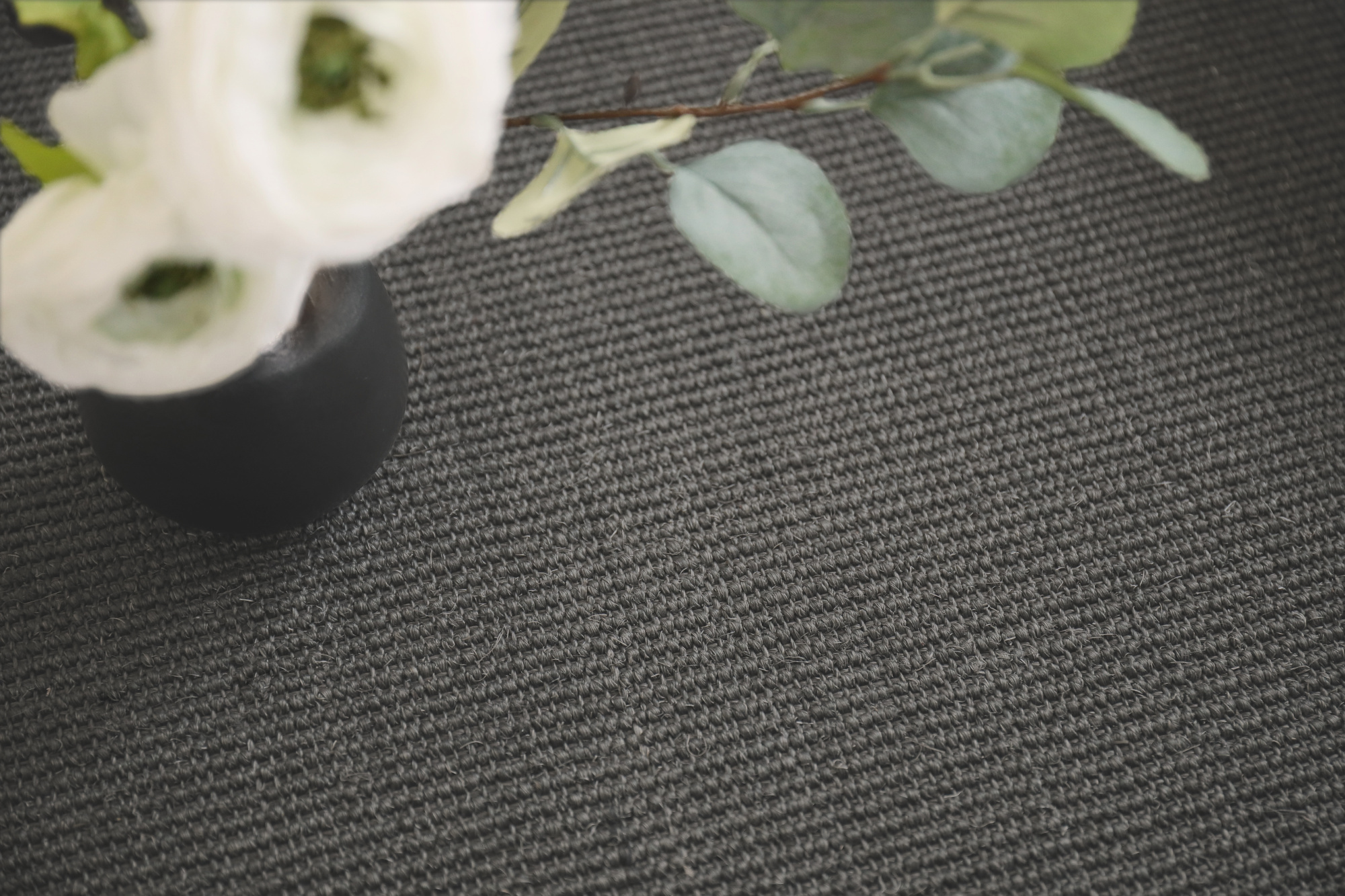 Sol Sisal - Minimal - Gris cendré mettant en scène un bouquet et son tissage en petites boucles