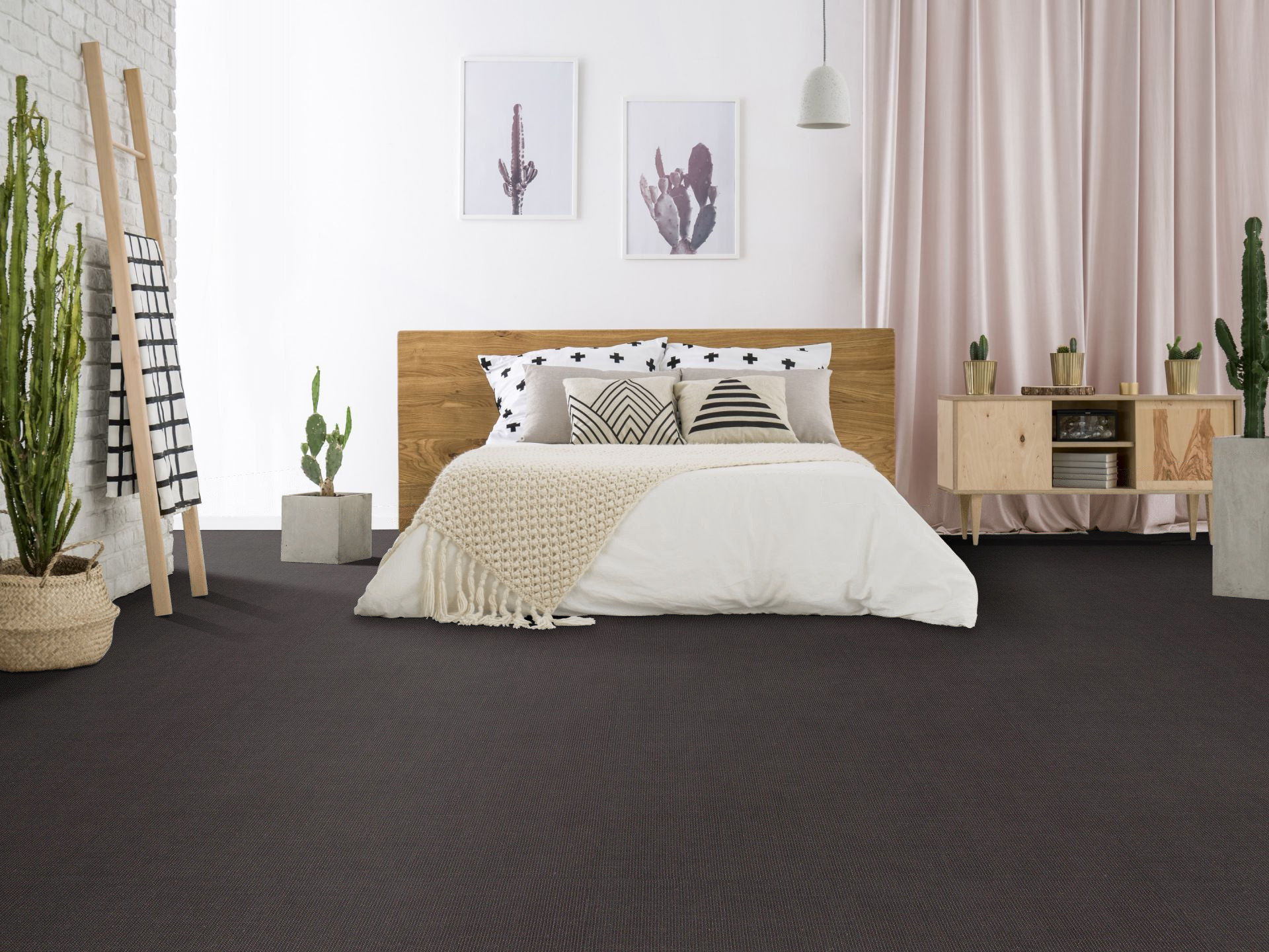 Sol Sisal - Minimal - Black Blue dans une chambre avec lit beige et plantes vertes
