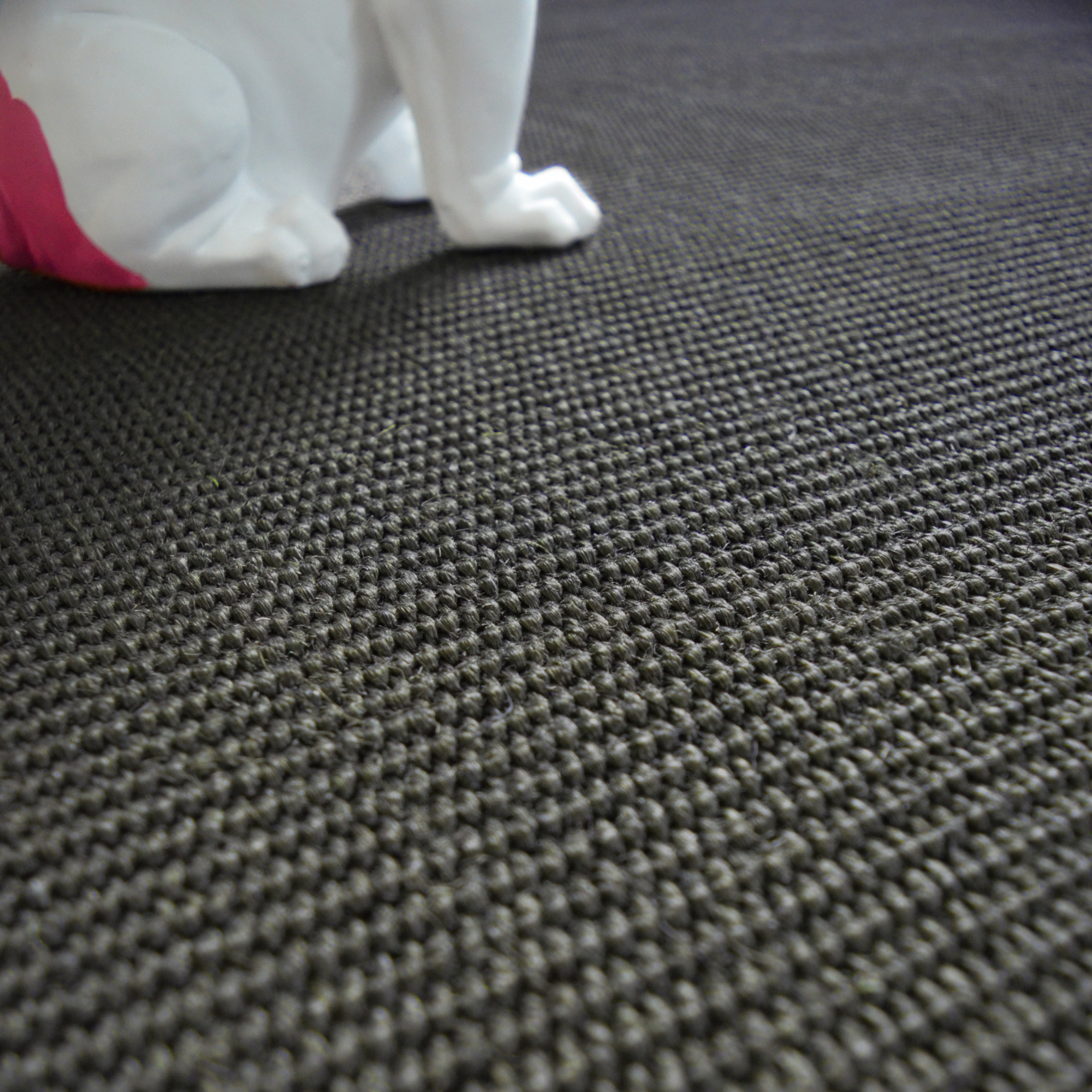 Sol Sisal Minimal Réglisse, détail des fibres naturelles au style brut et authentique
