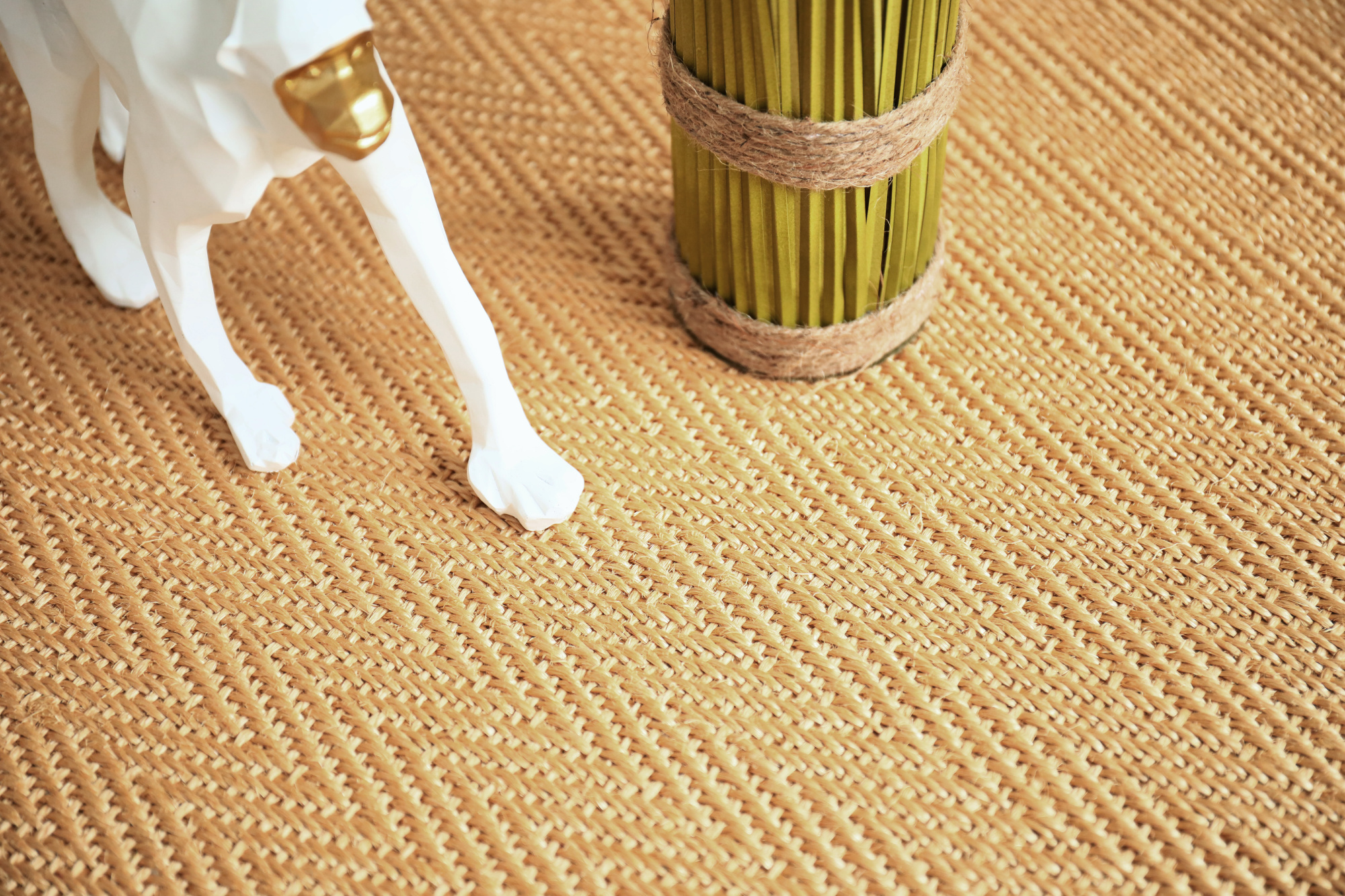Sol Sisal Chevron - Jazz - Camel doré dans une décoration végétale aux tonalités chaudes et naturelles
