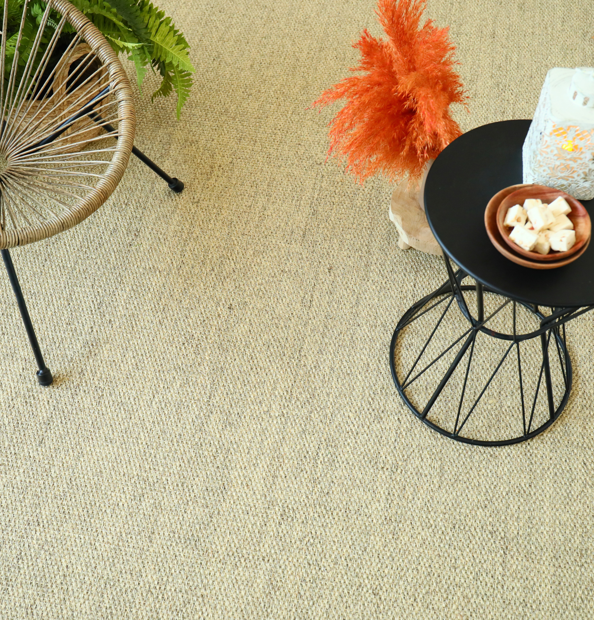 Sol Sisal - Crafted - Dune accompagné d'un fauteuil en fibres naturelles et d'une table ronde noire