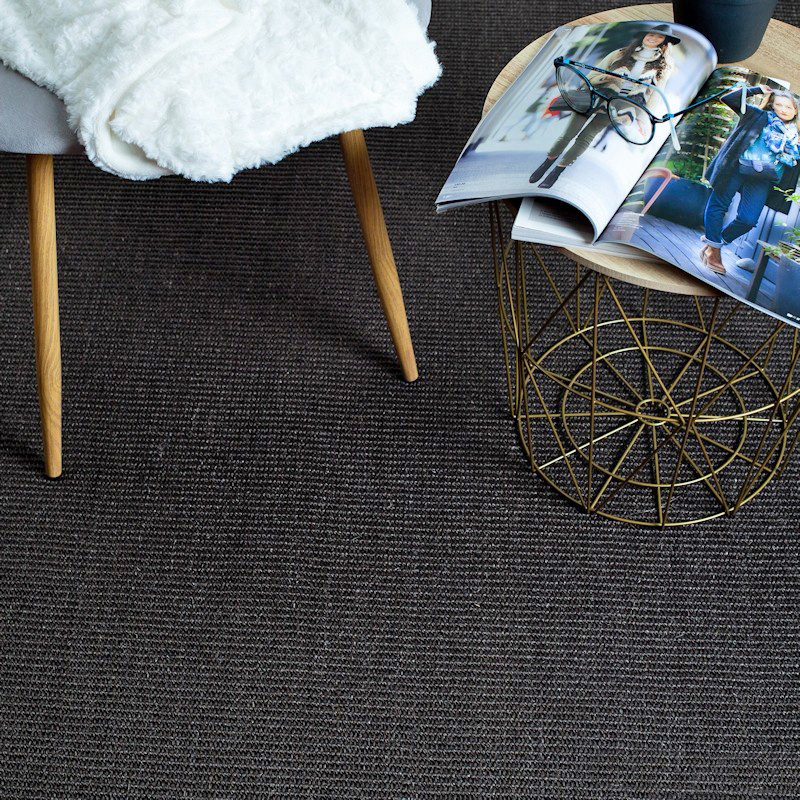 Sol Sisal Minimal Réglisse, tissage végétal en petites boucles dans un espace de détente raffiné