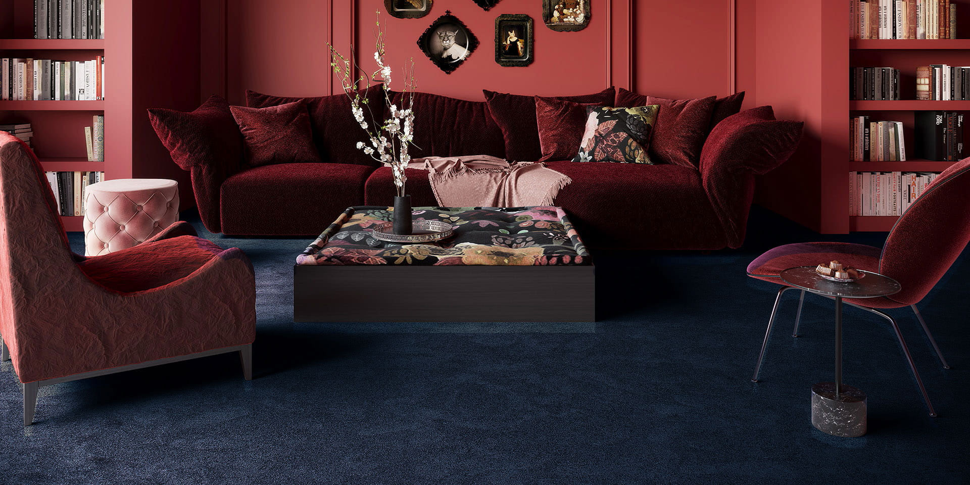 Moquette Chroma Sense Encre bleue dans une pièce aux tons rouges et bordeaux, atmosphère intimiste