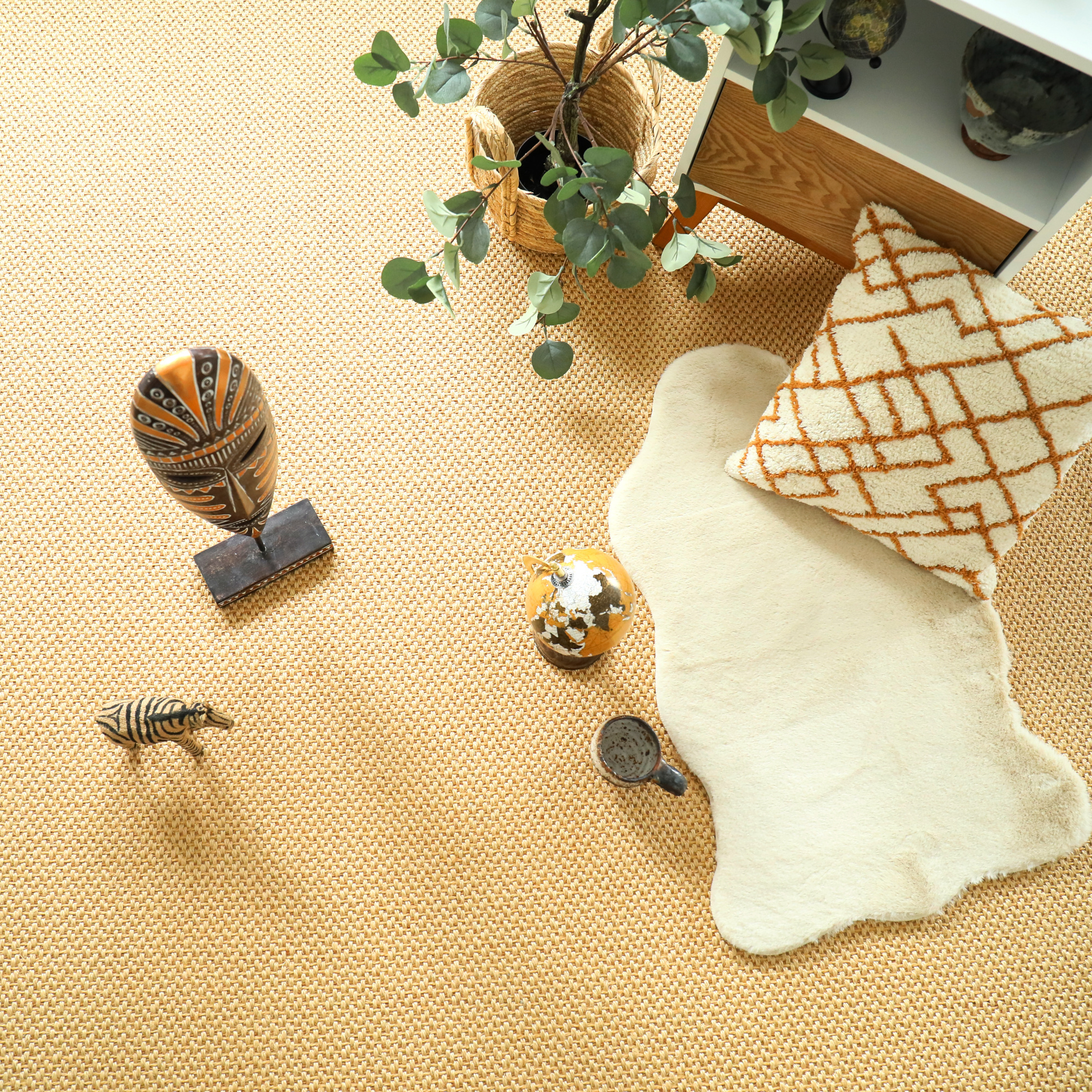 Sol Sisal - Grâce - Naturel dans une ambiance bohème avec coussin graphique, objets décoratifs et fibres naturelles