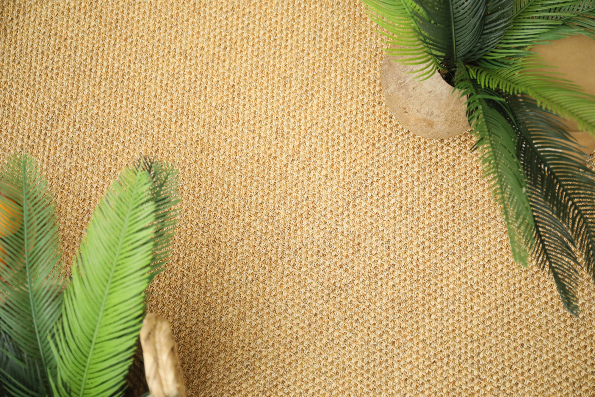 Sol Sisal - Crafted - Malt accompagné de feuillages décoratifs aux nuances vertes