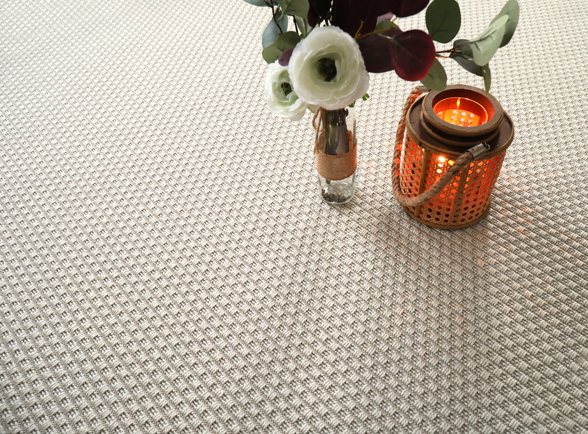 Tissé plat aspect naturel - Backstage - Perle de nacre mettant en scène une décoration naturelle dans un esprit contemporain
