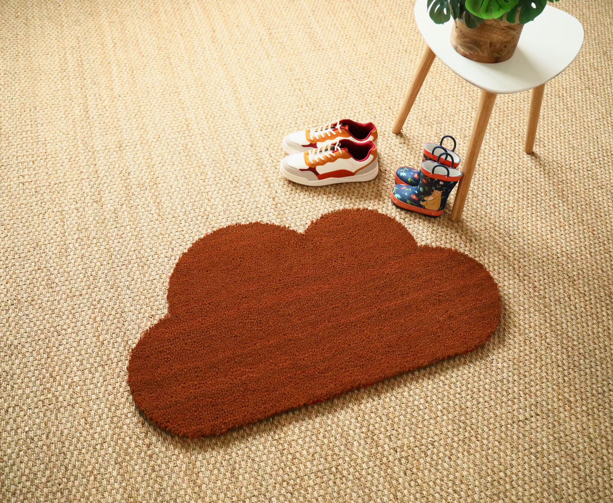 Tapis d'entrée déco Nuage - Fibre de Coco 17mm - Rouille, silhouette ludique mise en valeur dans une ambiance lumineuse