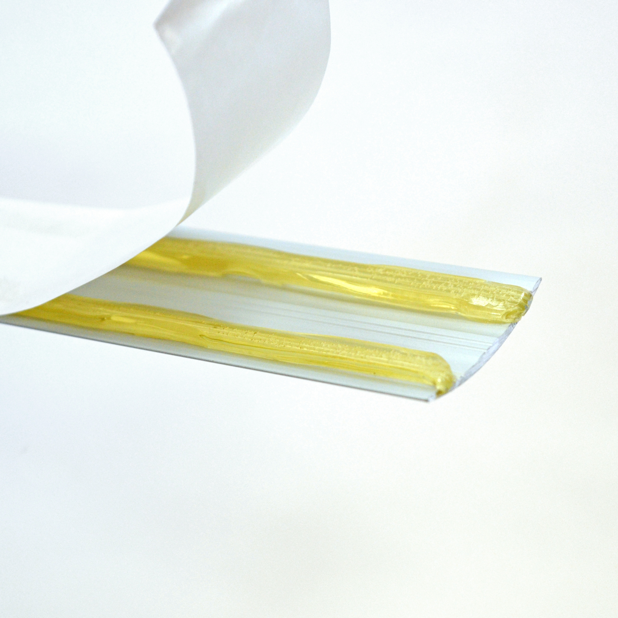 Détail du système adhésif du profilé de jonction 301172 en aluminium incolore