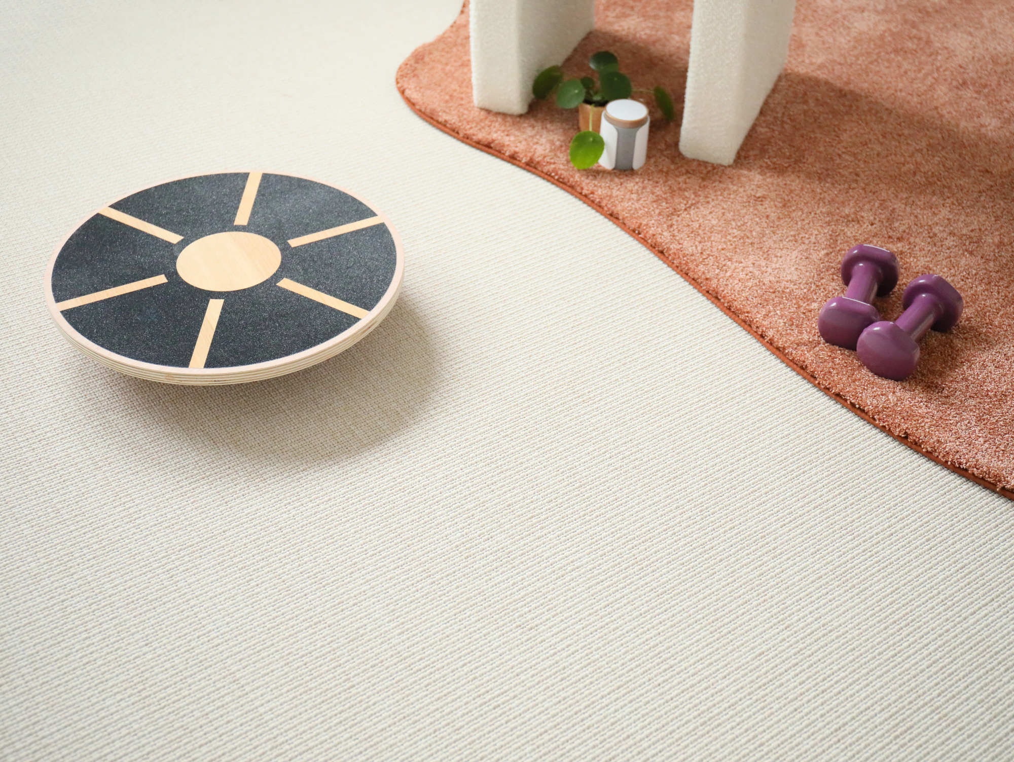 Tissé plat aspect naturel Zen Crème délicat, revêtement durable adapté aux espaces intérieurs et extérieurs