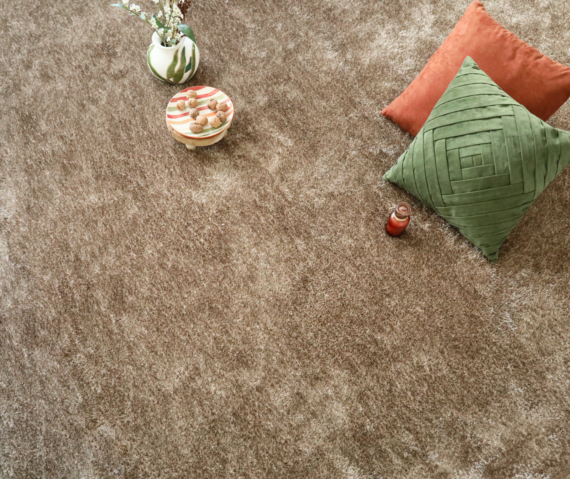 Moquette shaggy Glossy FusionBac muscade, surface douce et confortable pour marcher pieds nus