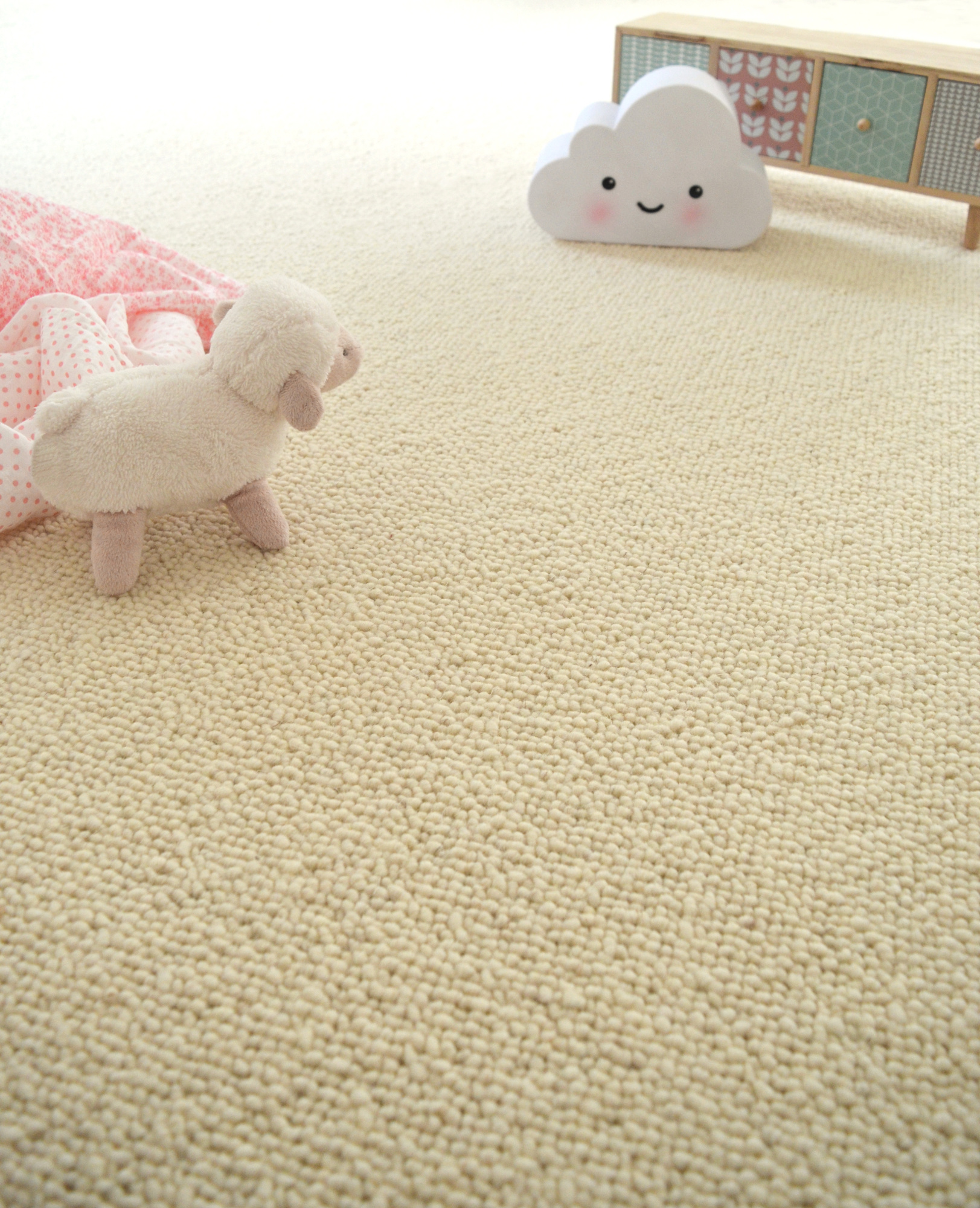 Moquette Wooly - Milkshake vanille en pure laine vierge bouclée avec peluche et décoration pastel