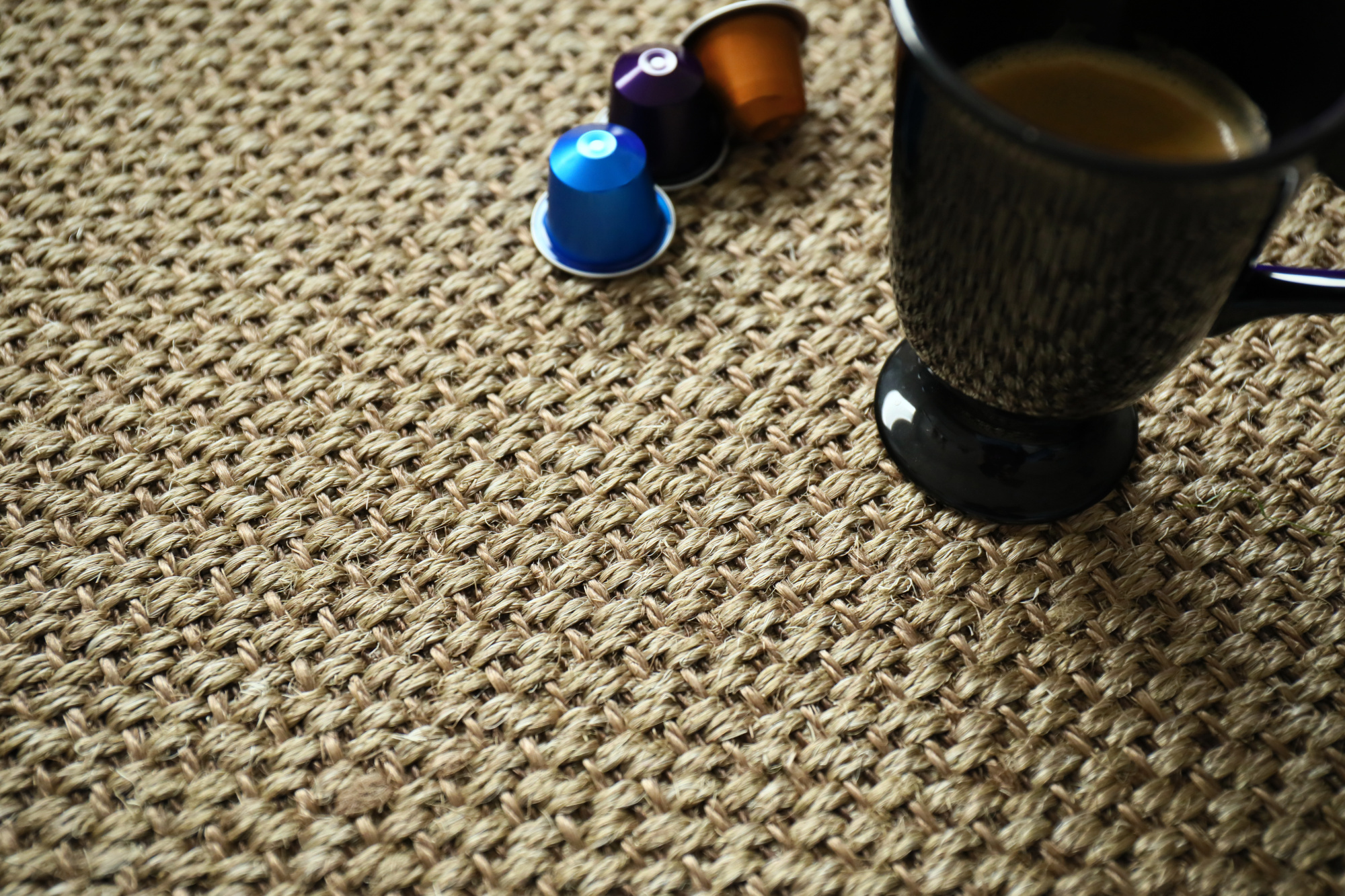 Sol Sisal - Grâce - Cordage révélant la finesse des fibres naturelles dans une ambiance chaleureuse