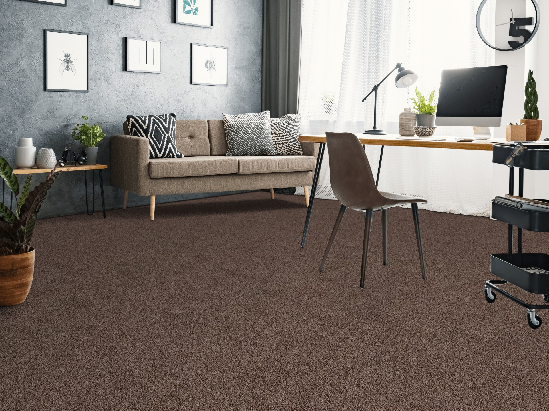 Moquette éco-conçue - Infini 11.5 - Marron tonka dans un bureau lumineux aménagé avec table, chaises et coin détente