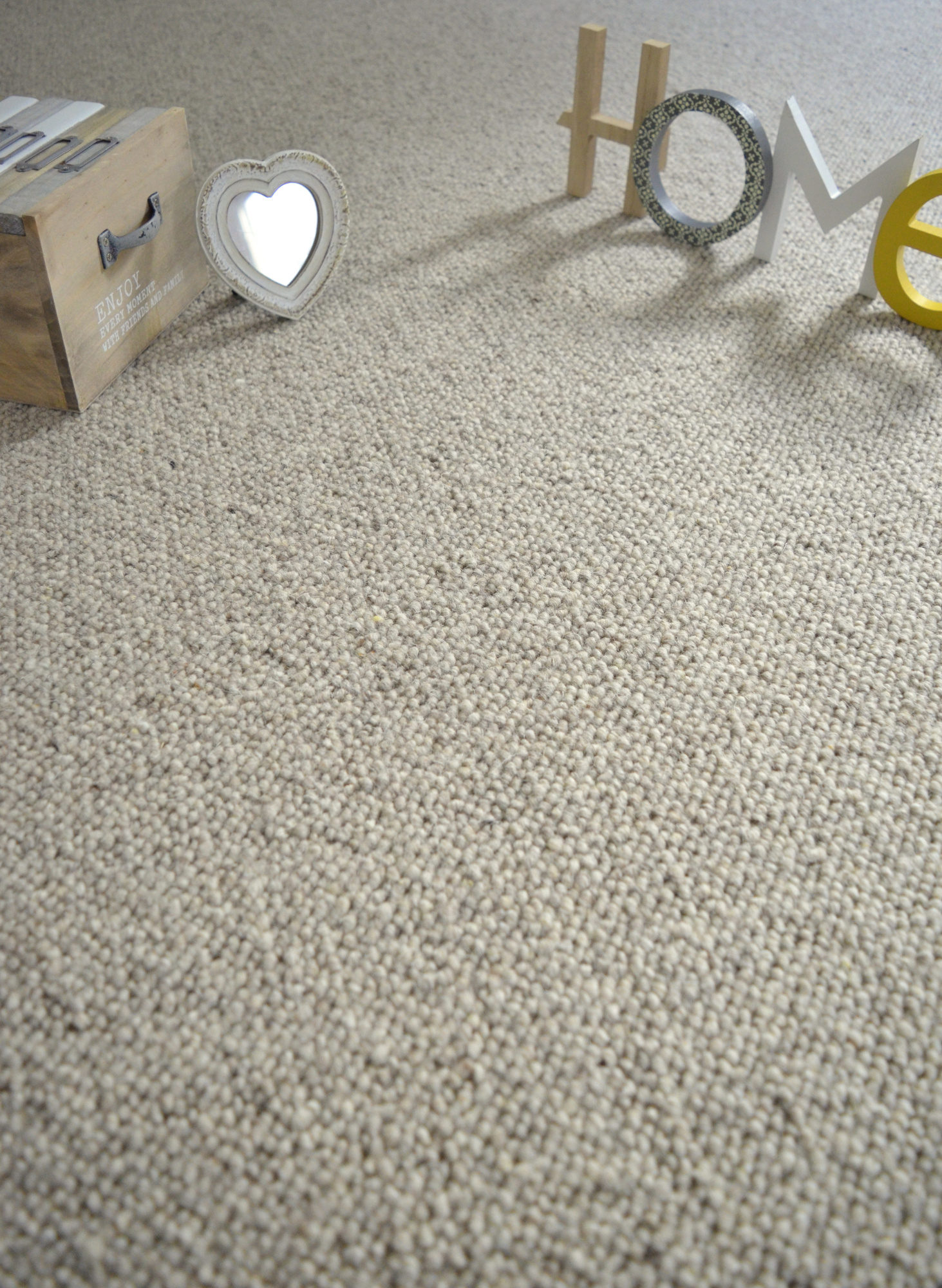Moquette naturelle en laine Wooly - Gris tendre avec cœur décoratif dans une ambiance douce et lumineuse