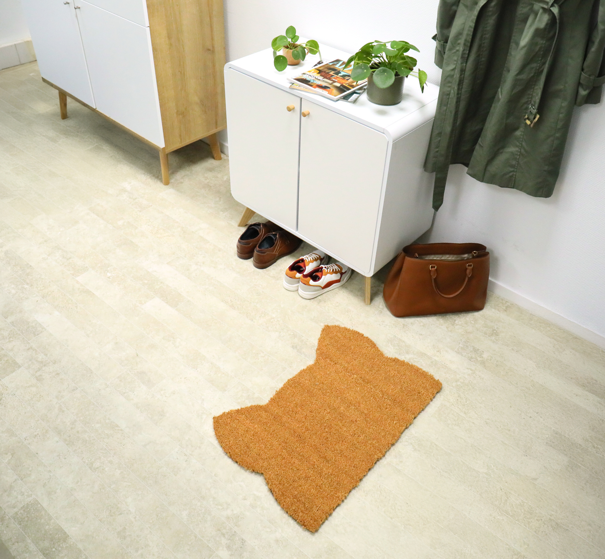 Tapis d’entrée déco Chat - Fibre de Coco 17mm - Écru en forme de tête de chat dans une entrée lumineuse