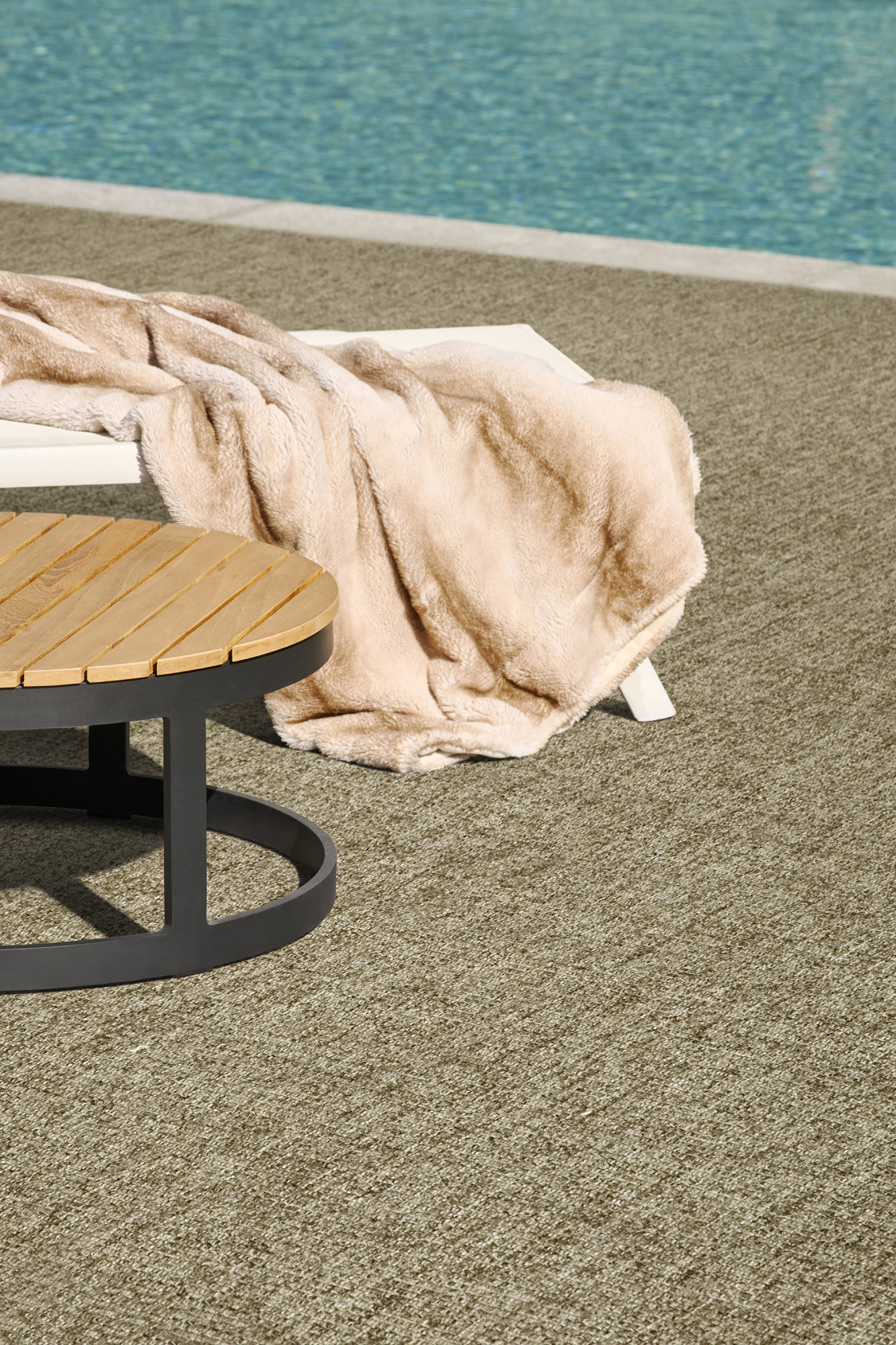 Tissé plat aspect naturel Zen biscuit sur terrasse moderne près de la piscine