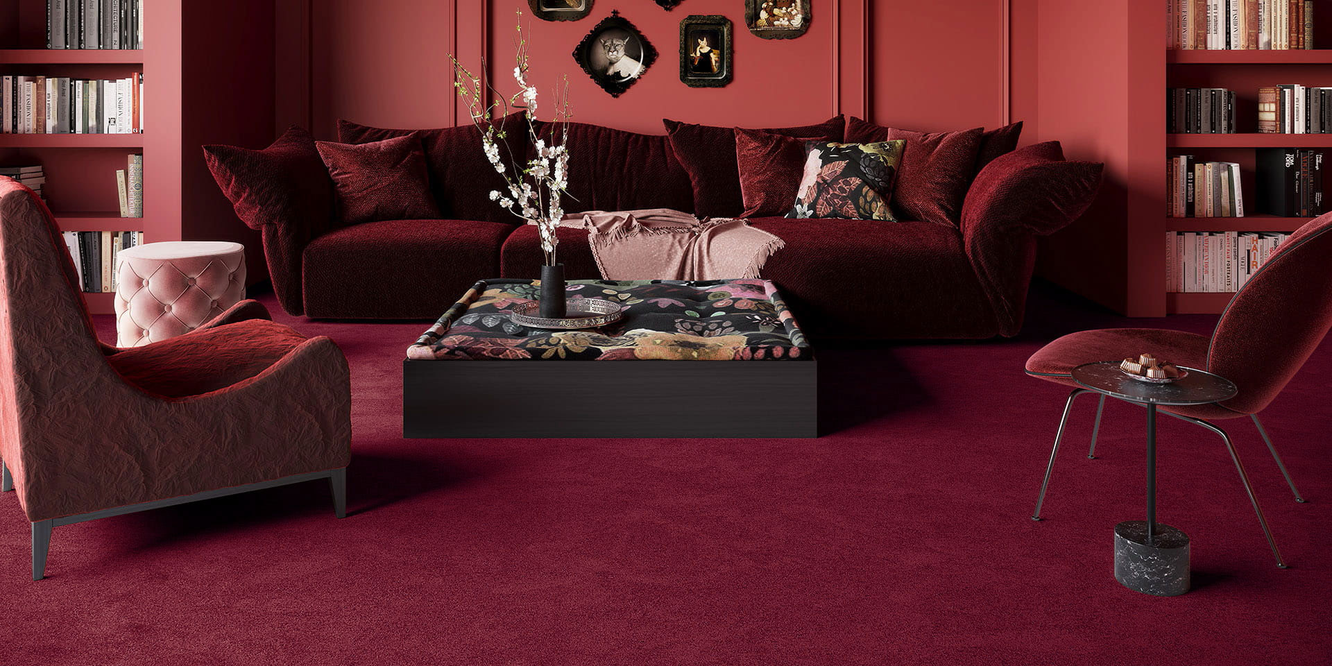 Mise en ambiance de la moquette Chroma Sense rouge profond dans un salon cosy