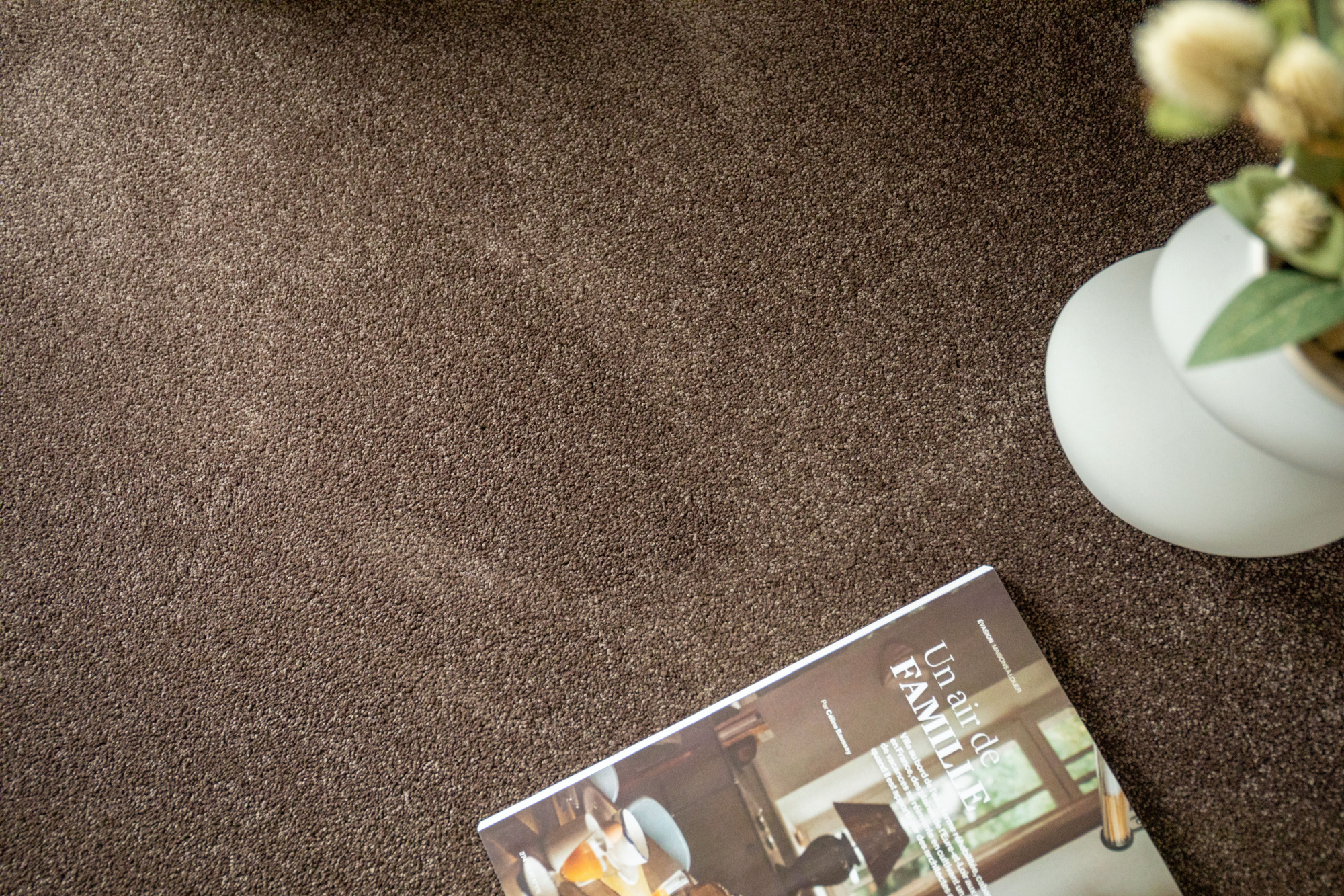 Moquette Infini 11.5 - Marron tonka en polyester recyclé au coloris chaleureux et aux reflets satinés