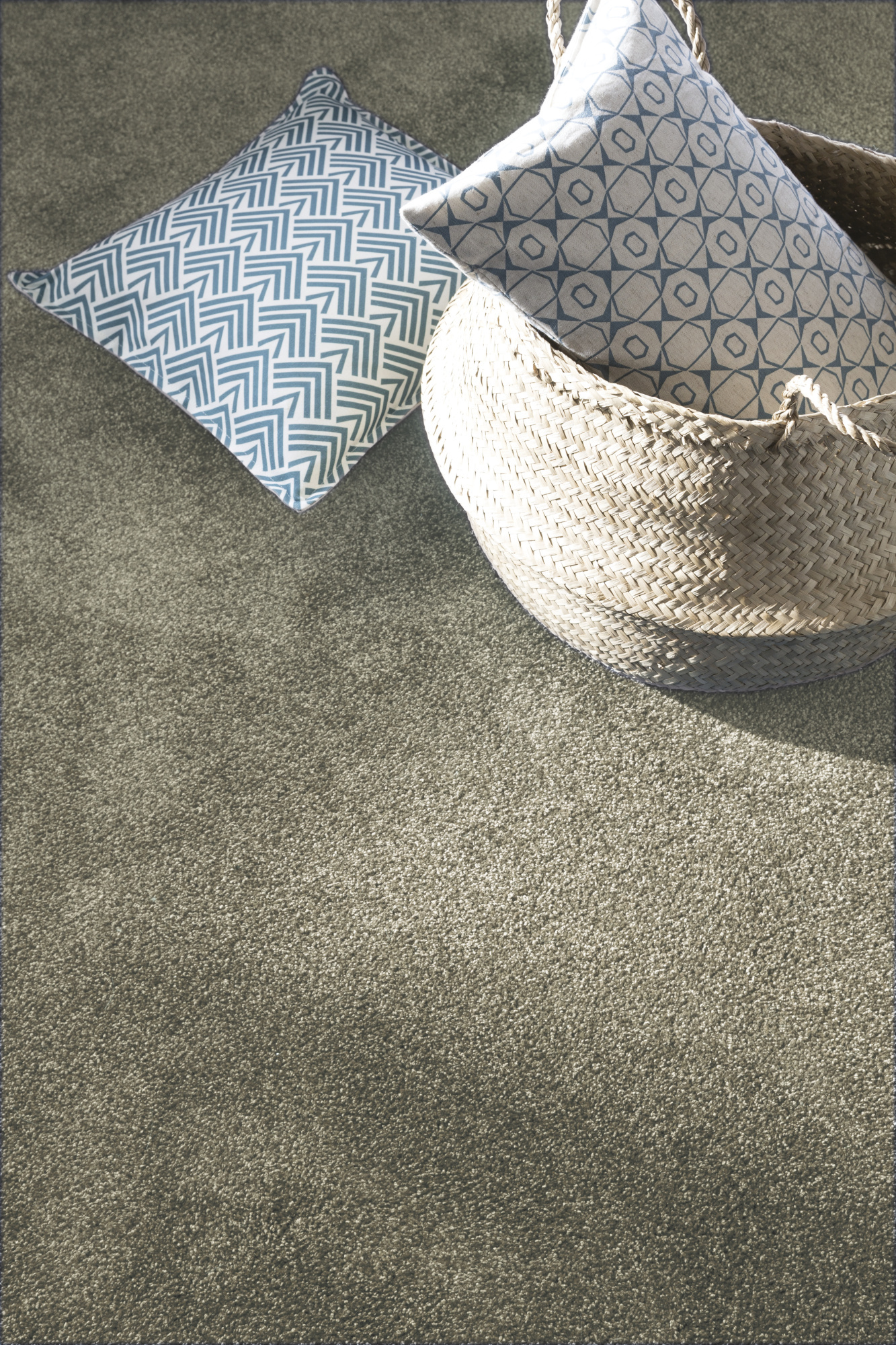 Moquette douce Délicatesse - Grège cocoon avec panier tressé et coussin bleu dans une ambiance naturelle et apaisante