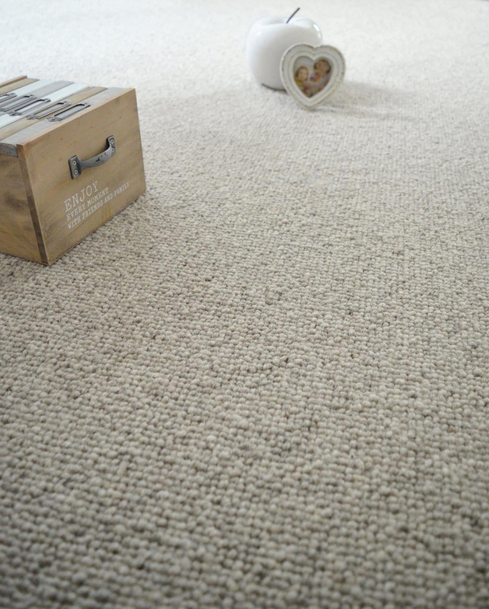 Moquette naturelle en laine Wooly - Gris tendre en pure laine vierge avec caisse en bois et décoration cœur