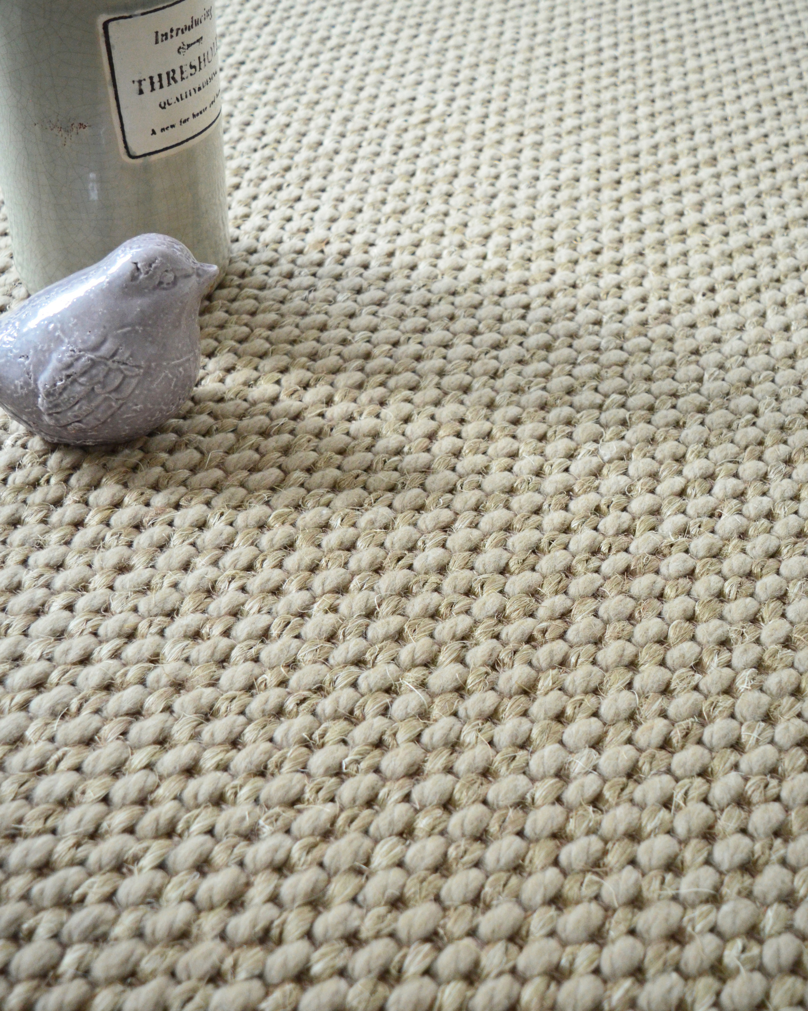 Moquette naturelle en laine et sisal - Organic - Café au lait avec accessoires décoratifs sur son tissage texturé