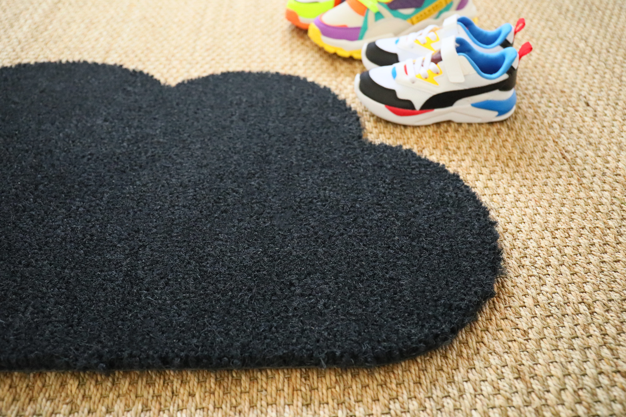 Tapis d'entrée déco Nuage - Fibre de Coco 17mm - Anthracite pour aménager un seuil de porte avec fantaisie