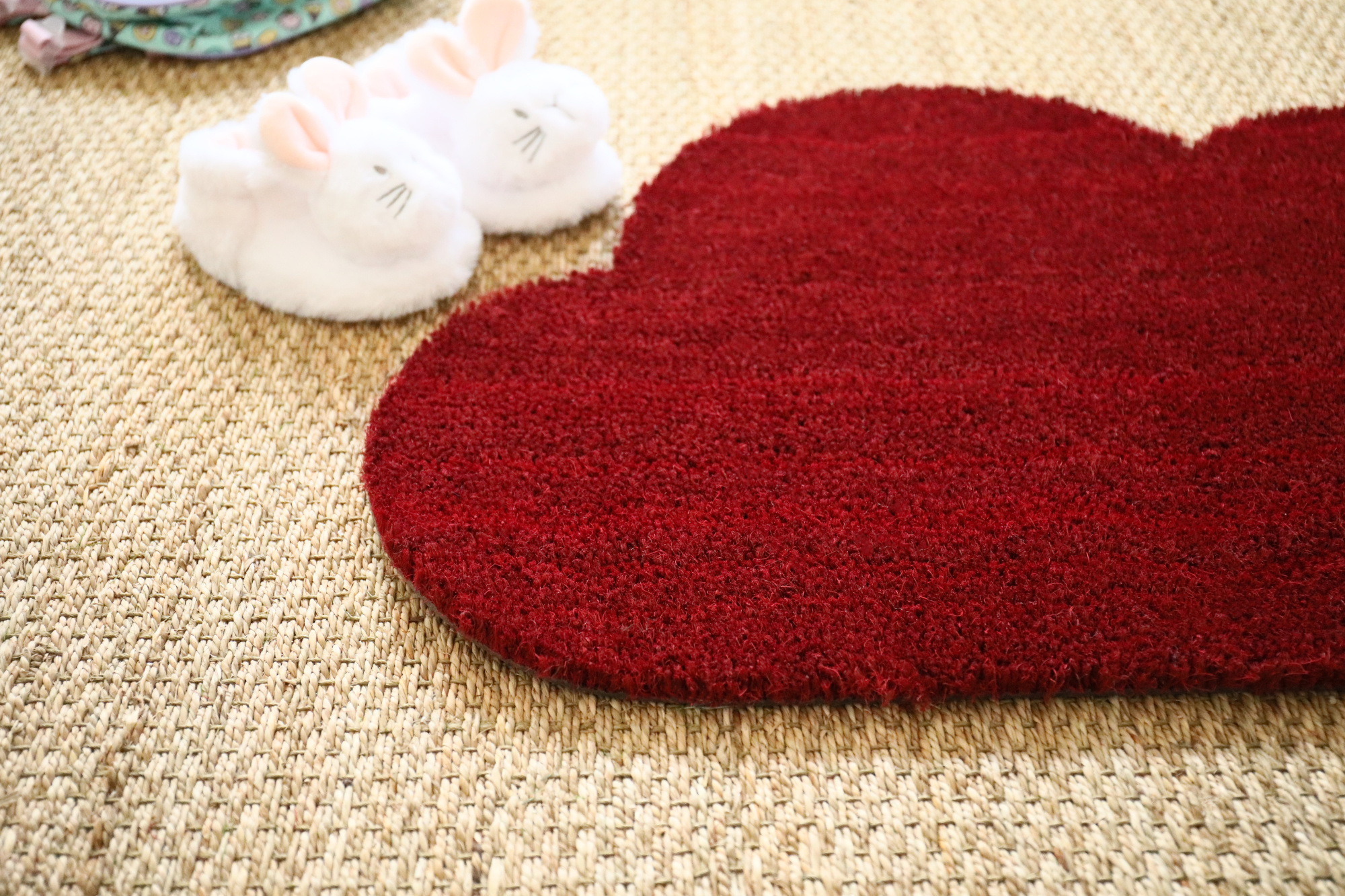 Tapis d'entrée déco Nuage - Fibre de Coco 17mm - Rouge, texture naturelle mise en valeur par son coloris chaleureux