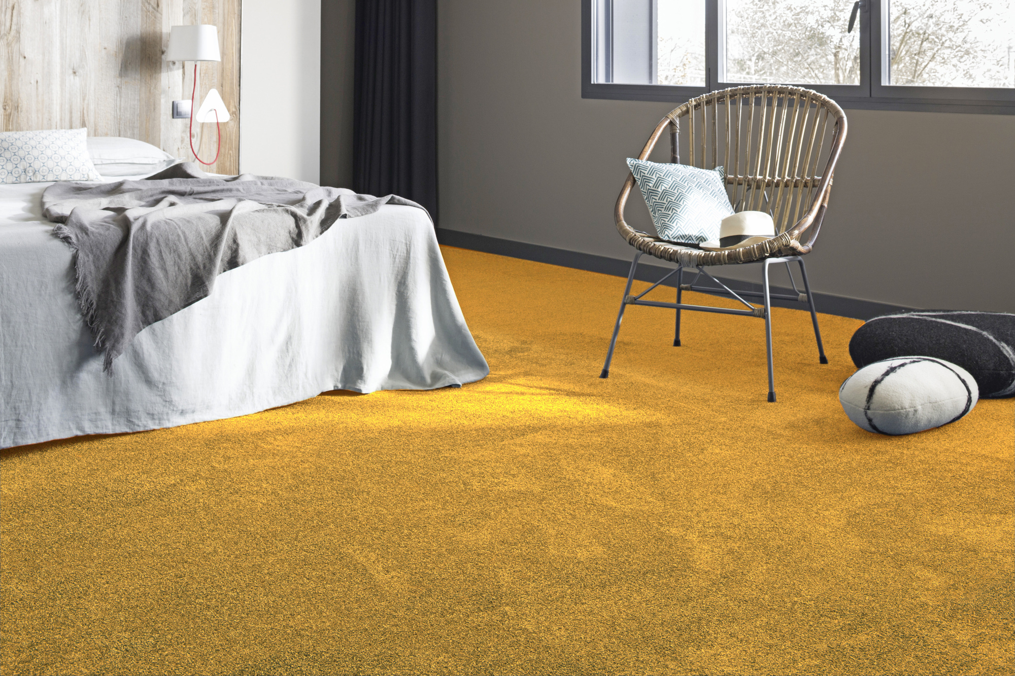 Moquette douce Délicatesse - Jaune d'or fabriquée en France dans une chambre aux accents naturels et contemporains
