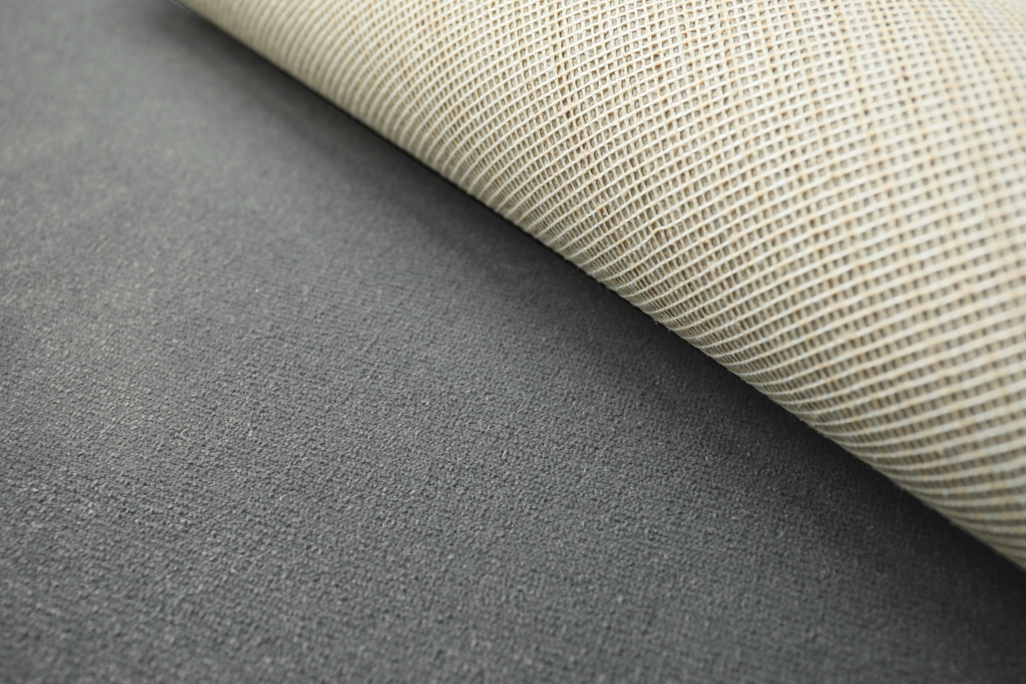 Revêtement textile Sylon gris minéral avec sous-couche visible pour une pose facile